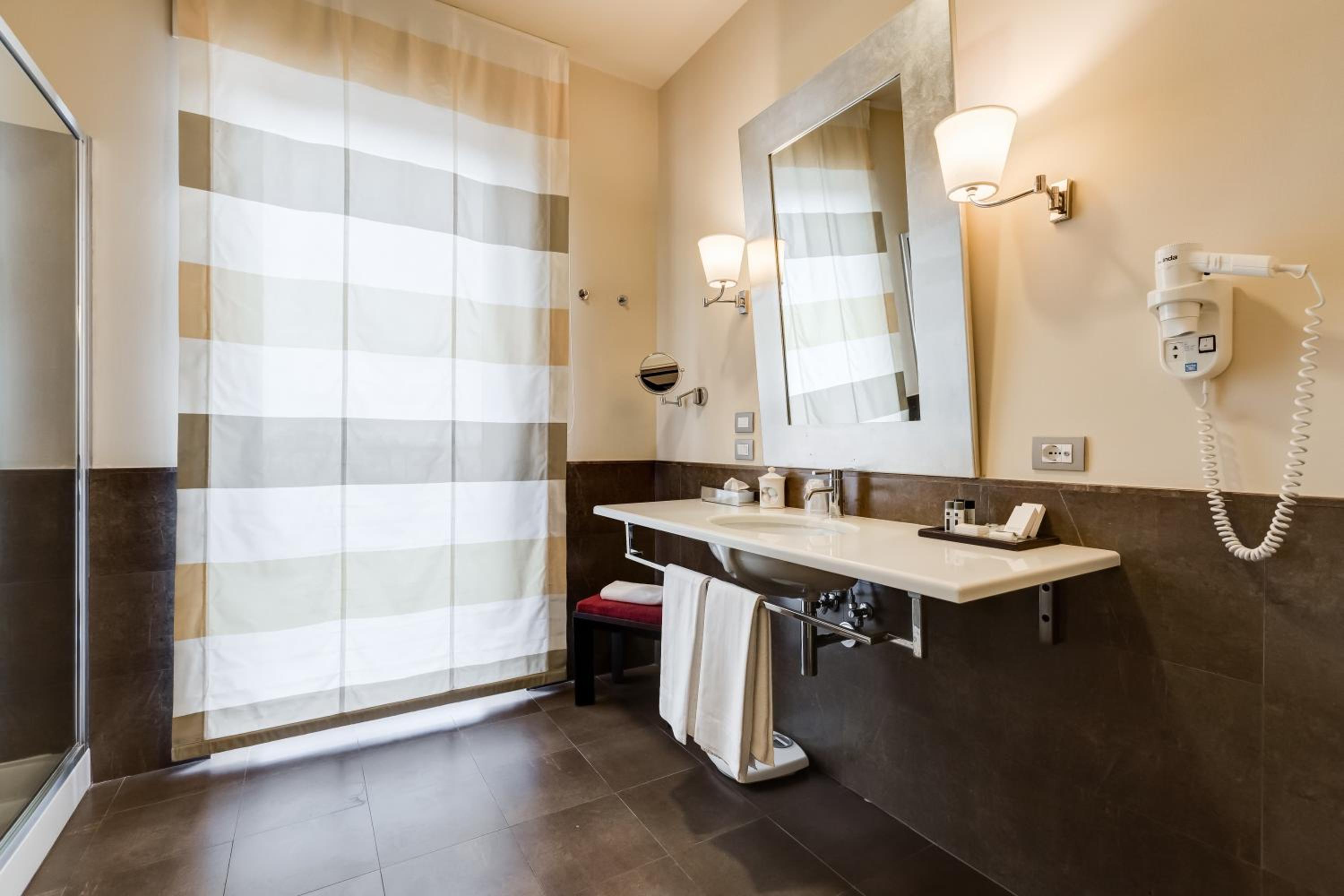 Suite with Hot Tub - Photo 4