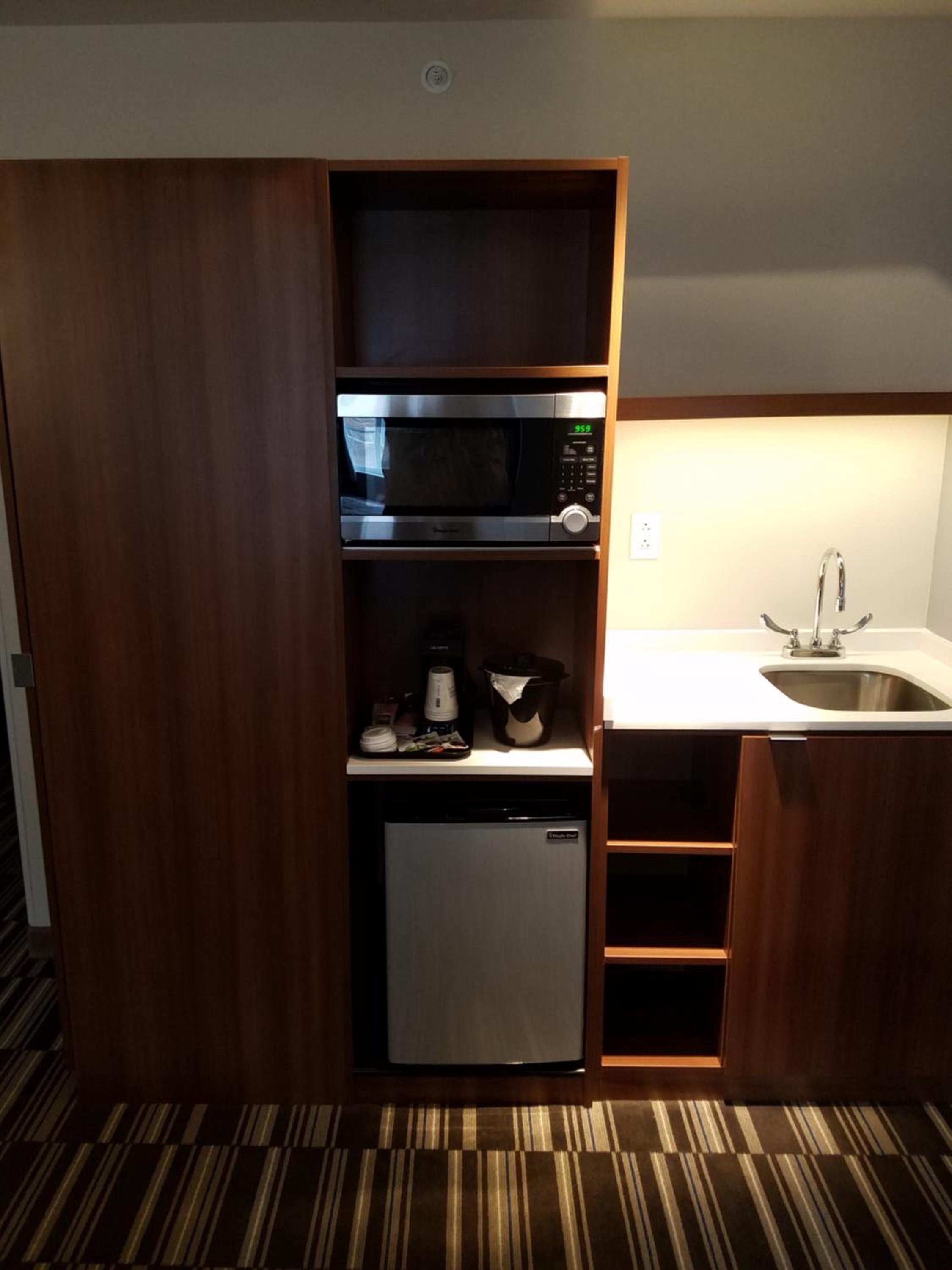 Queen Studio Suite - Non-Smoking photo 3