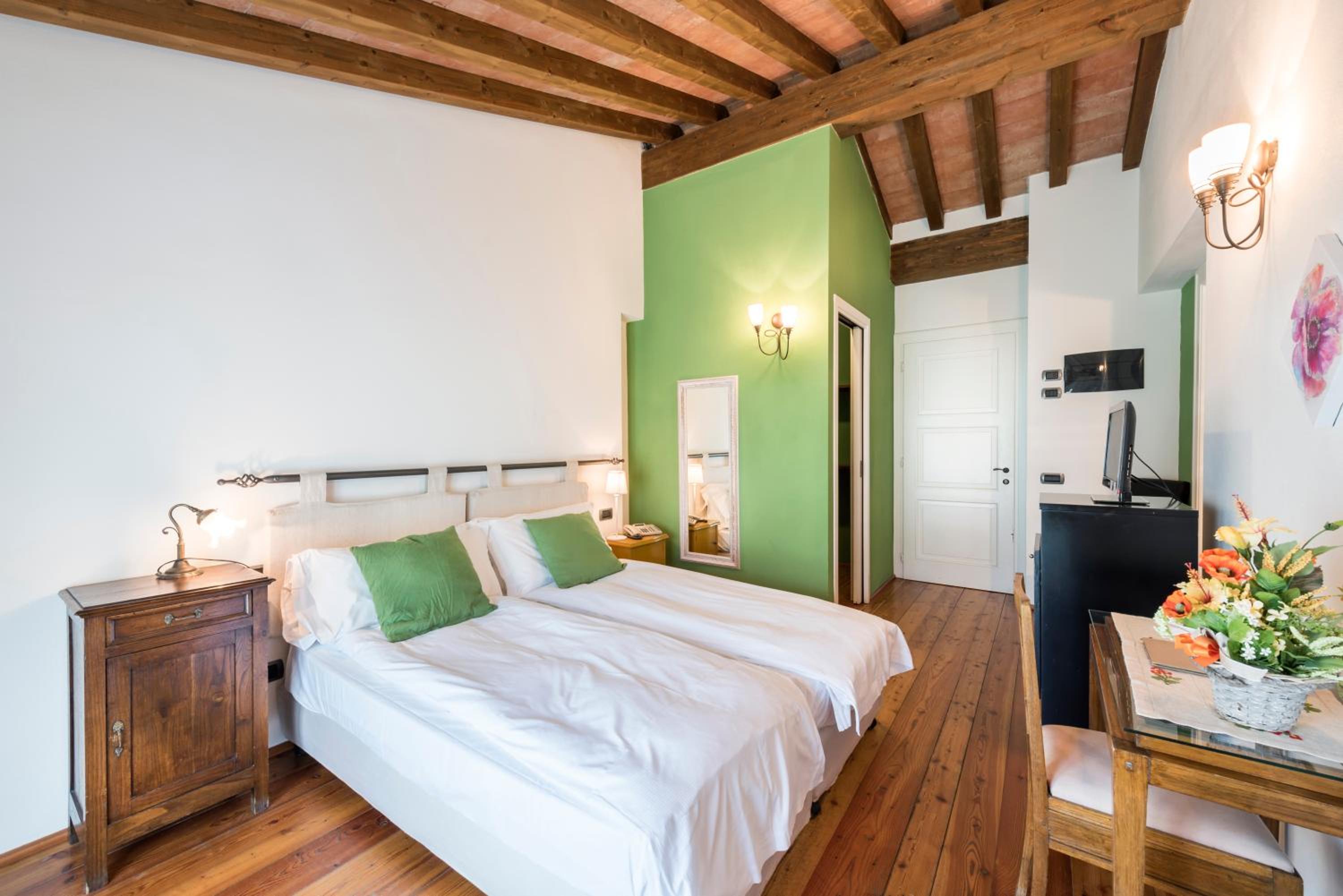 Double Room with Spa Bath photo 3