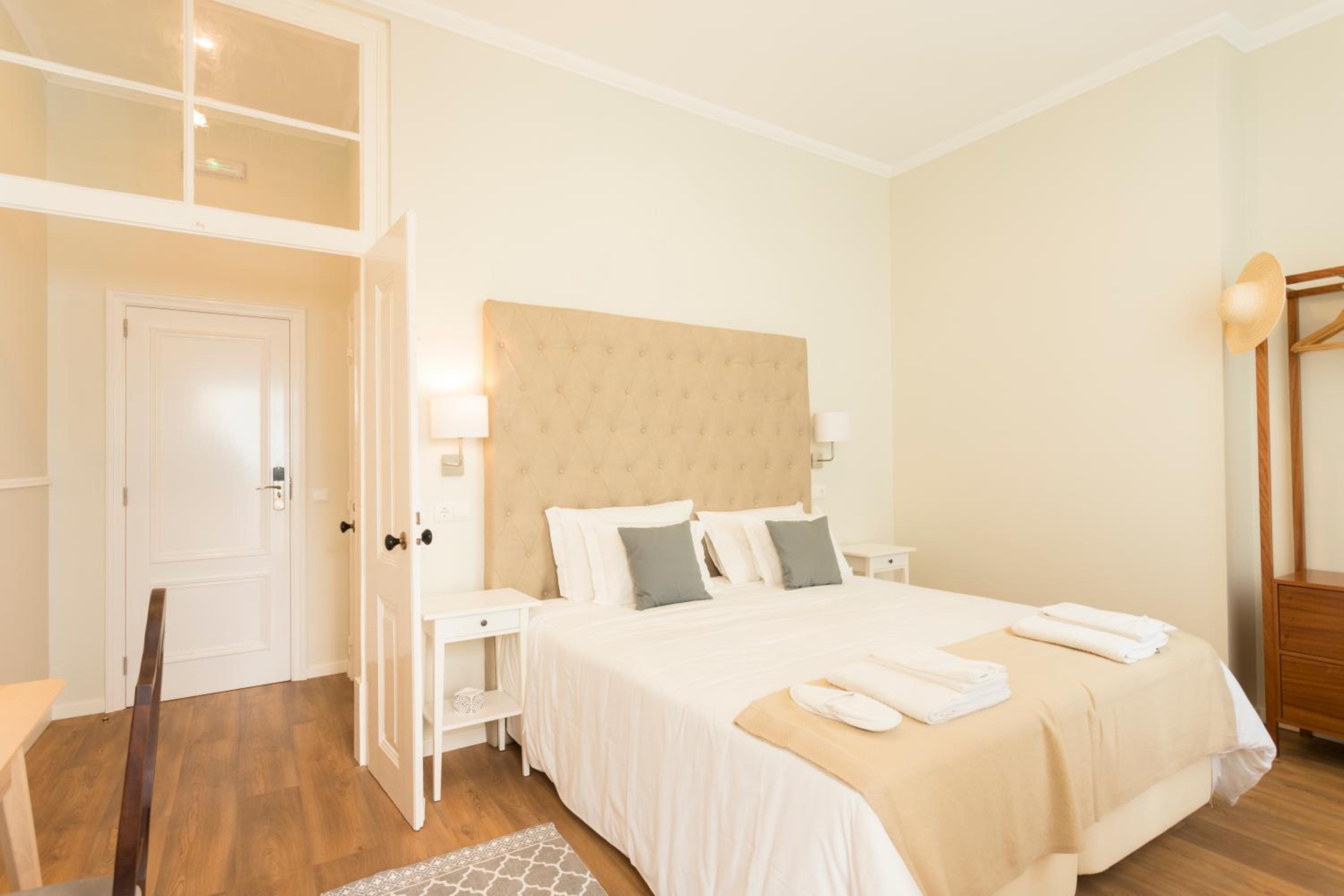 Double or Twin Room with Private Bathroom photo 2