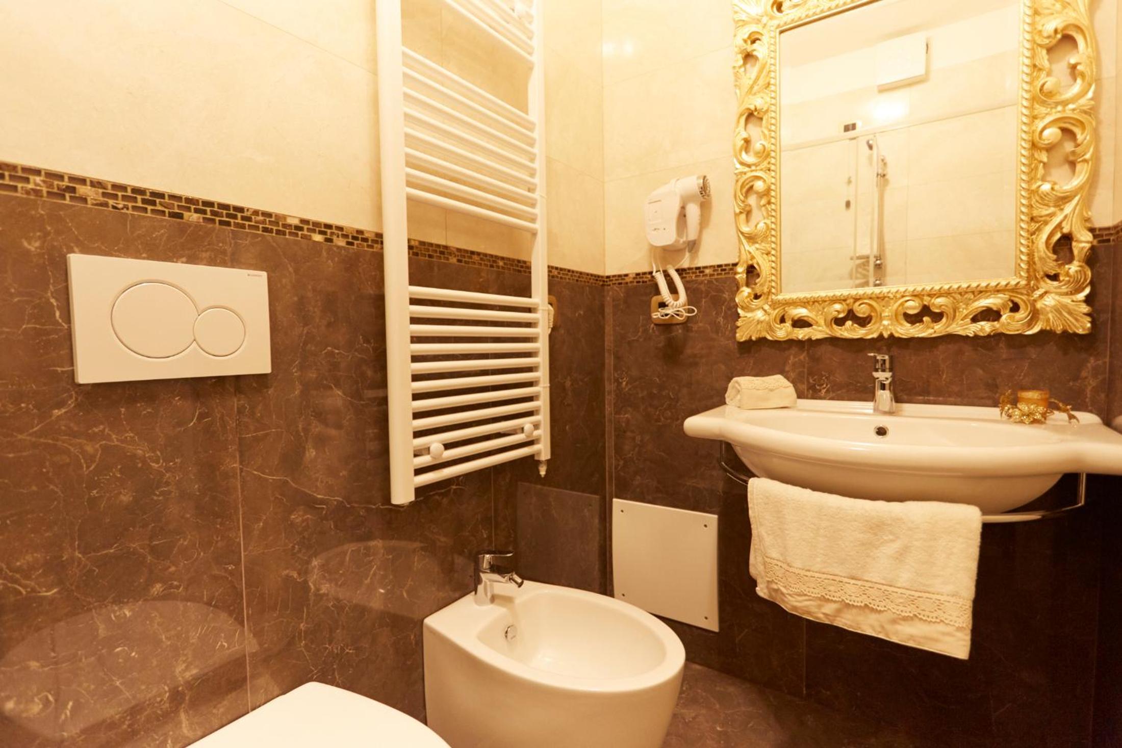 Superior Double or Twin Room - Photo 9
