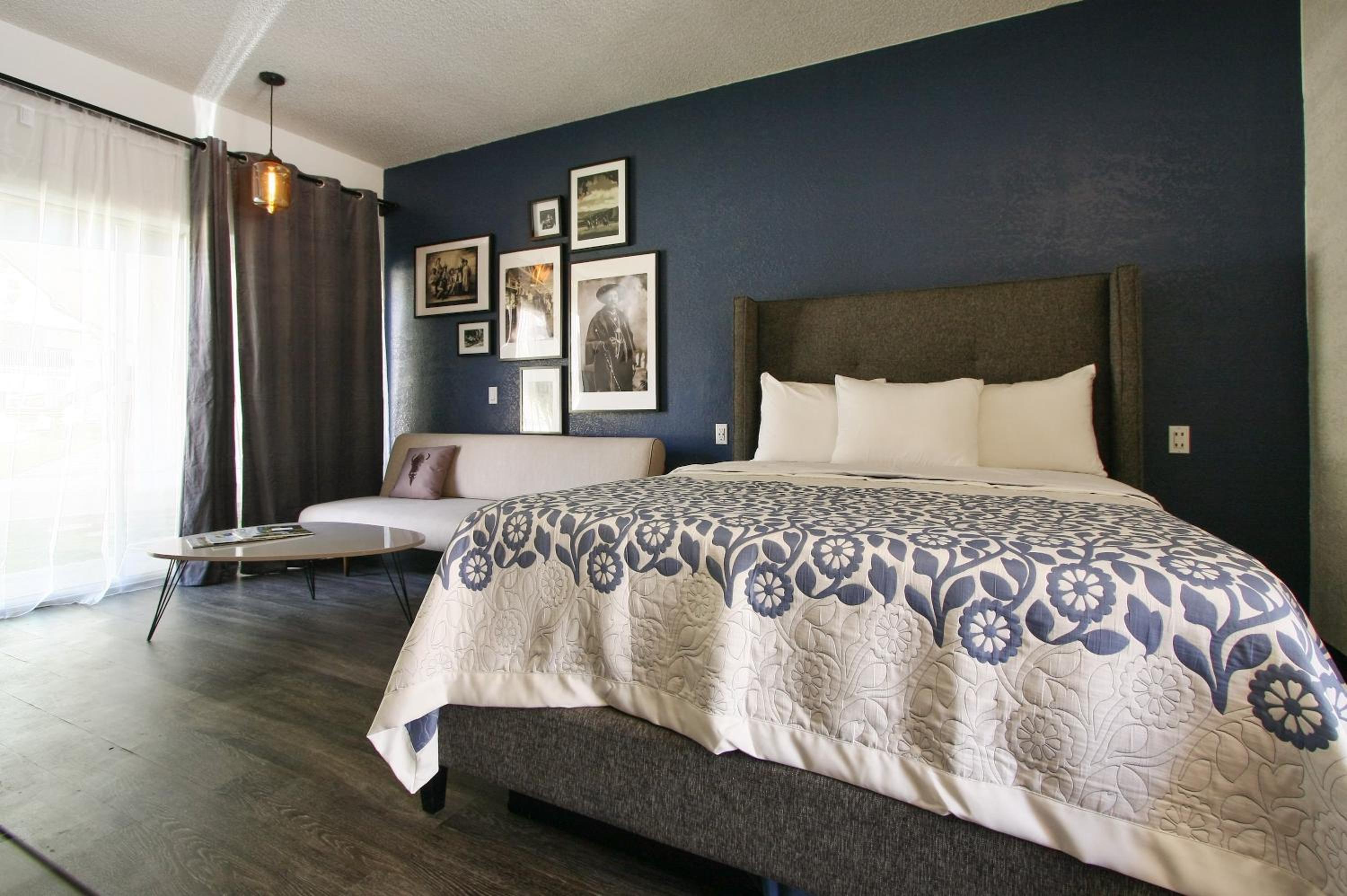 Single Queen Bed Balcony  photo 1