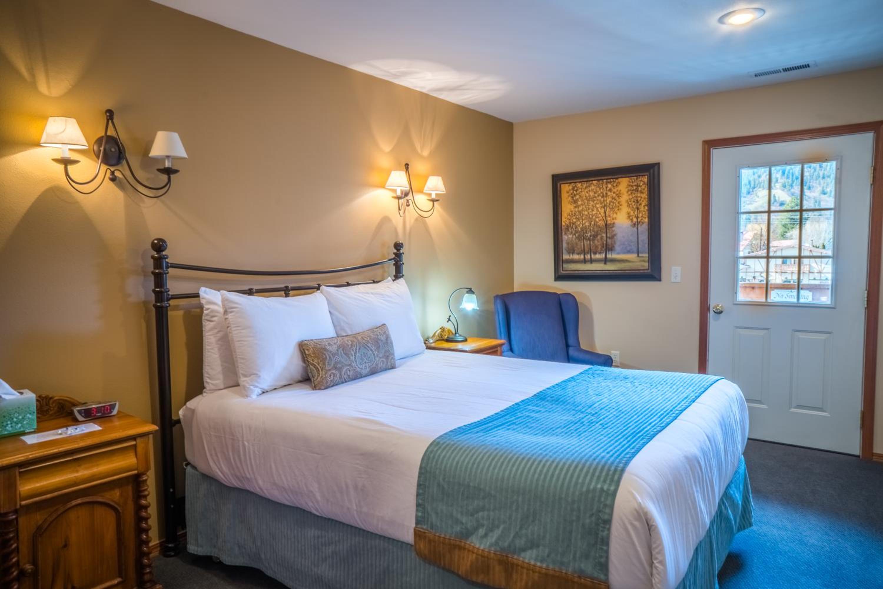 Dream Suites 3/4: One Bedroom Apartment (Located behind the Inn on Front Street)