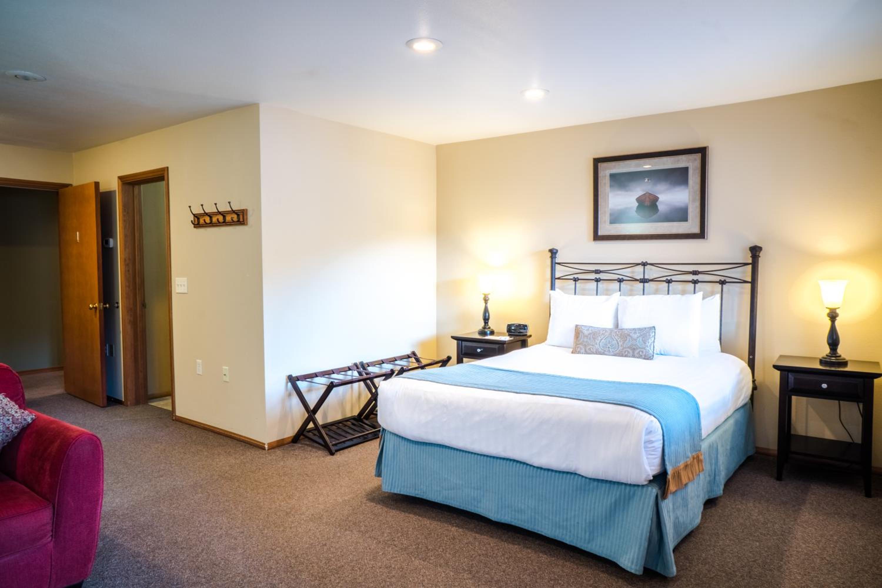 Dream Suites 1; Studio with Balcony (Located on Front Street in downtown Leavenworth, directly behind the Obertal Inn)