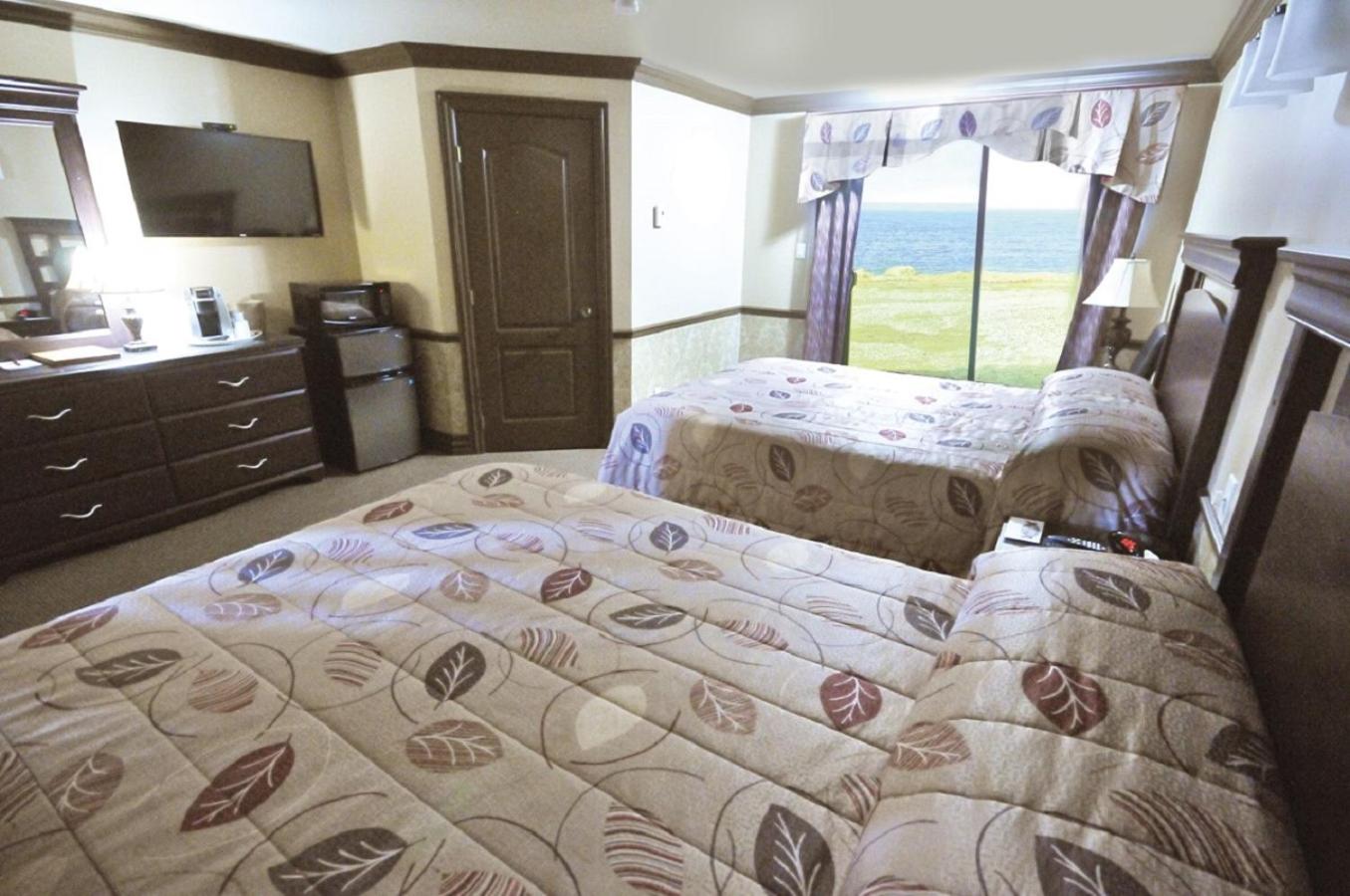 Superior Queen Room with Two Queen Beds photo 1