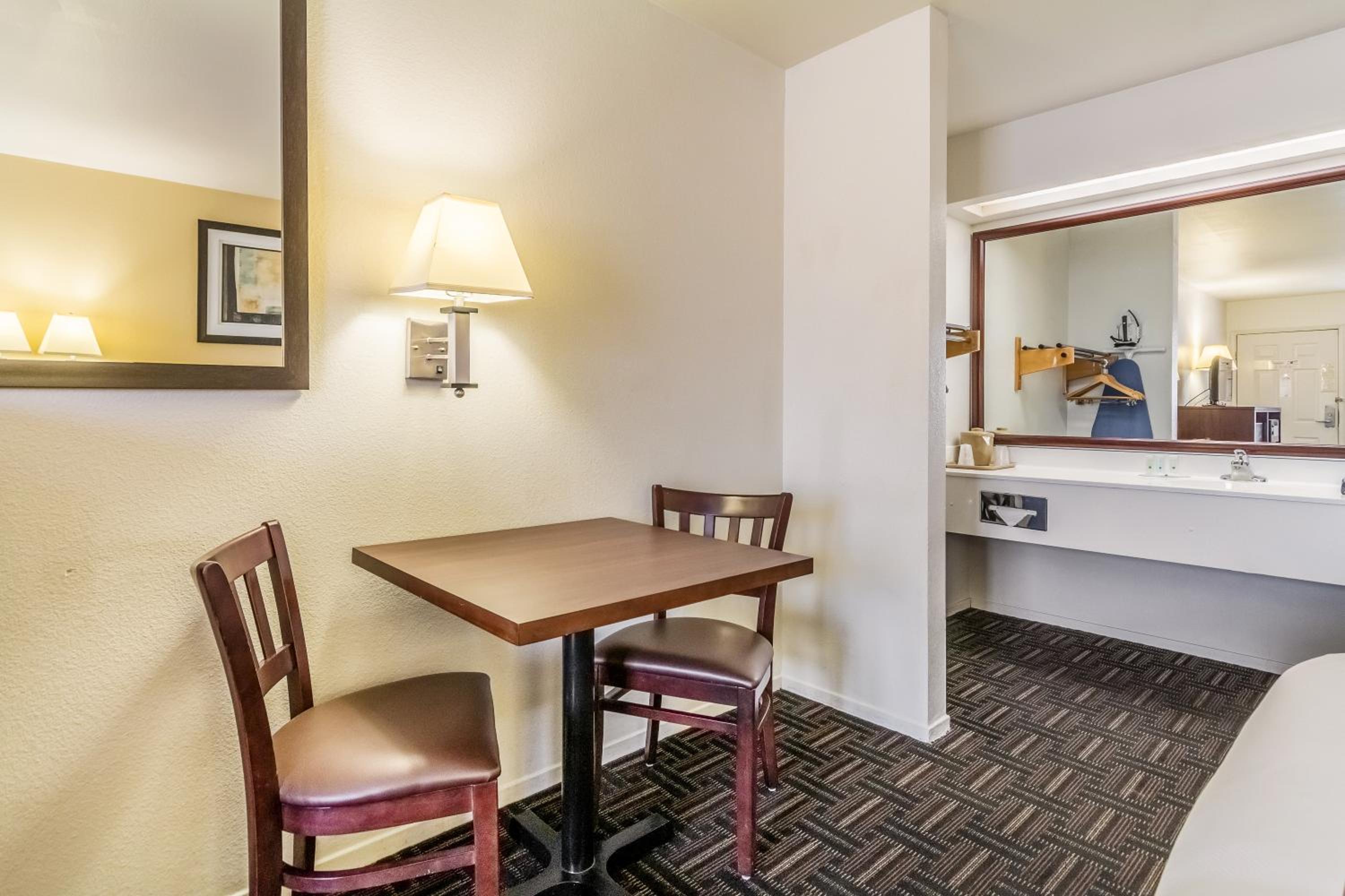 Double Room with Two Double Beds - Non-Smoking - Photo 3