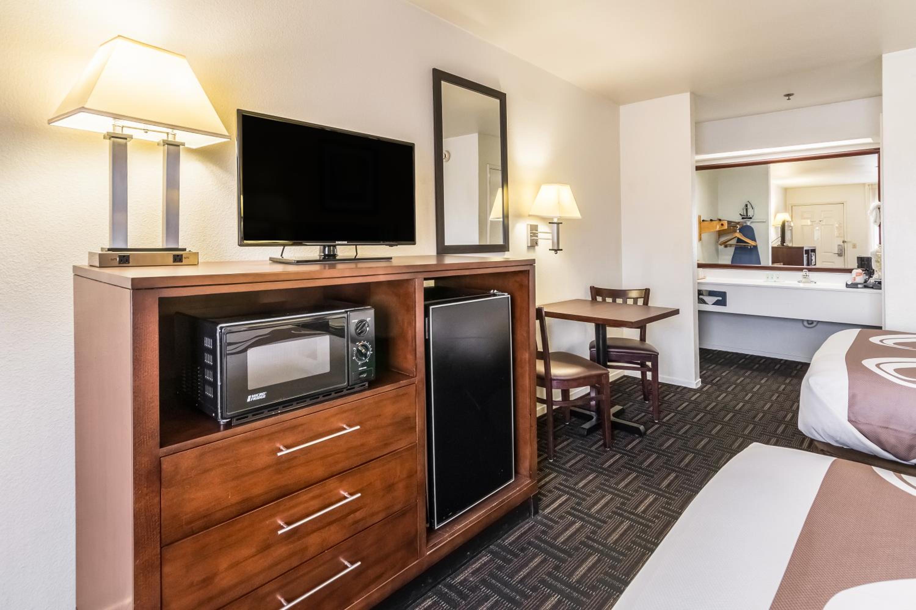 Double Room with Two Double Beds - Non-Smoking - Photo 2