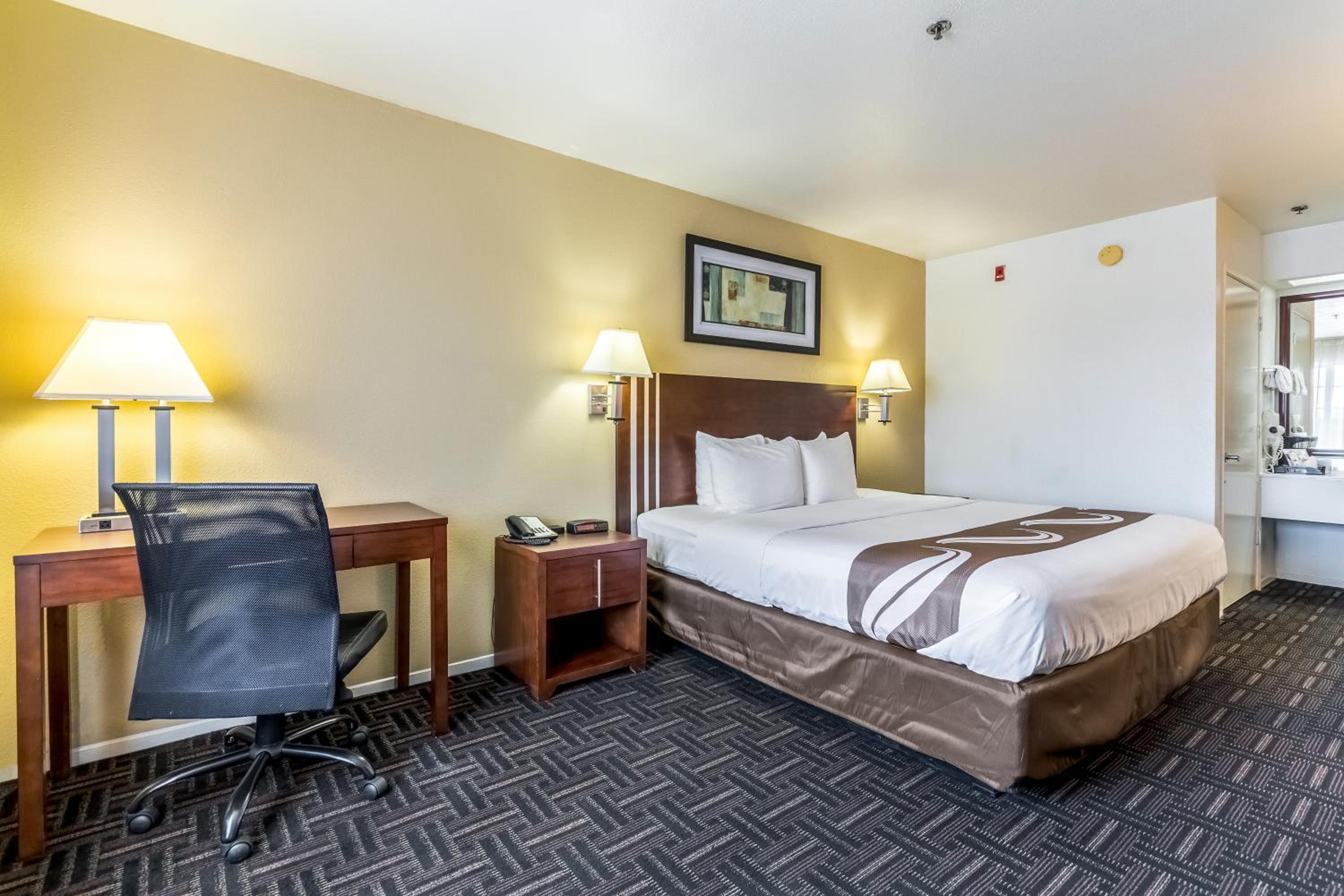 King Room - Non-Smoking - Photo 4