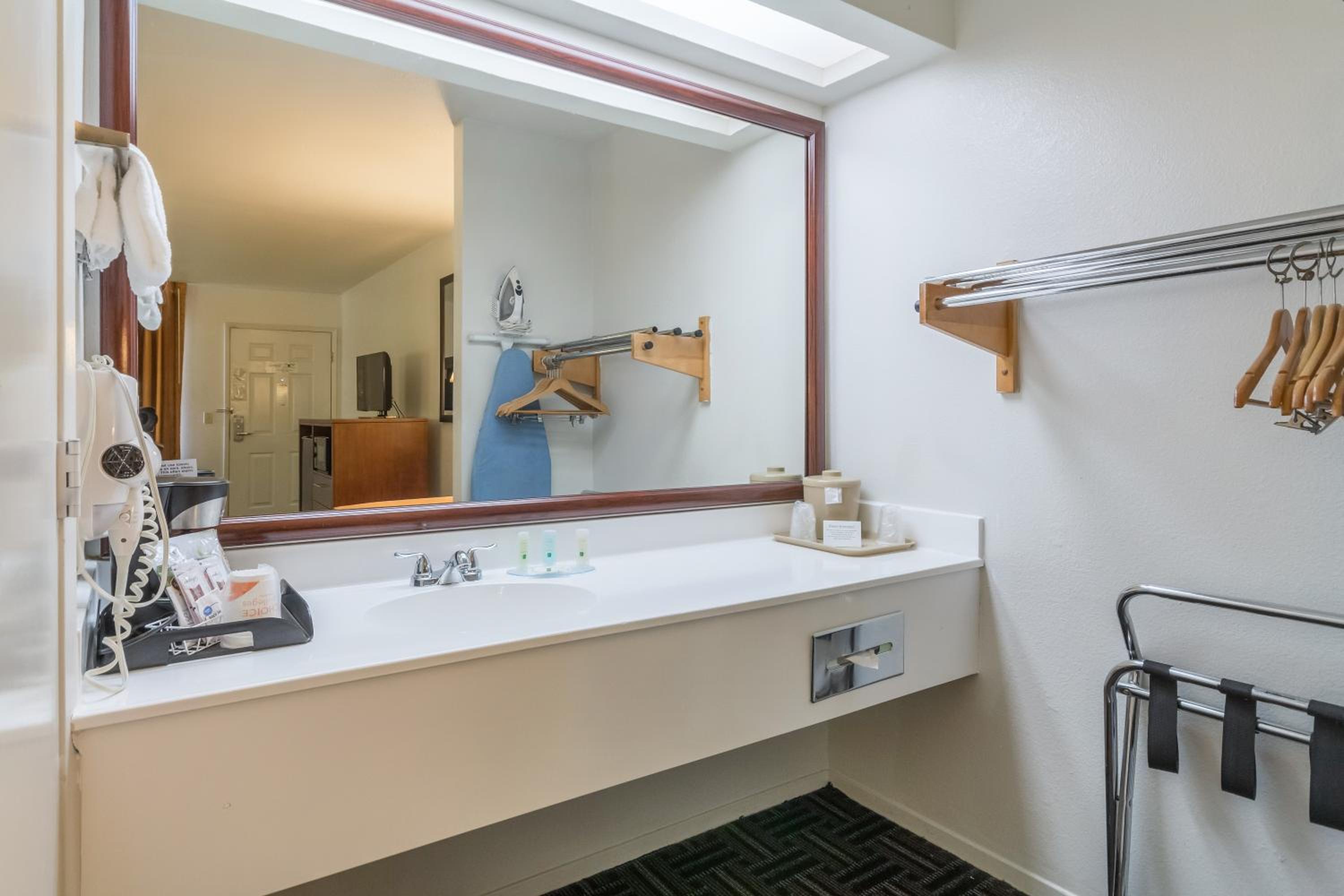 King Room - Non-Smoking - Photo 6