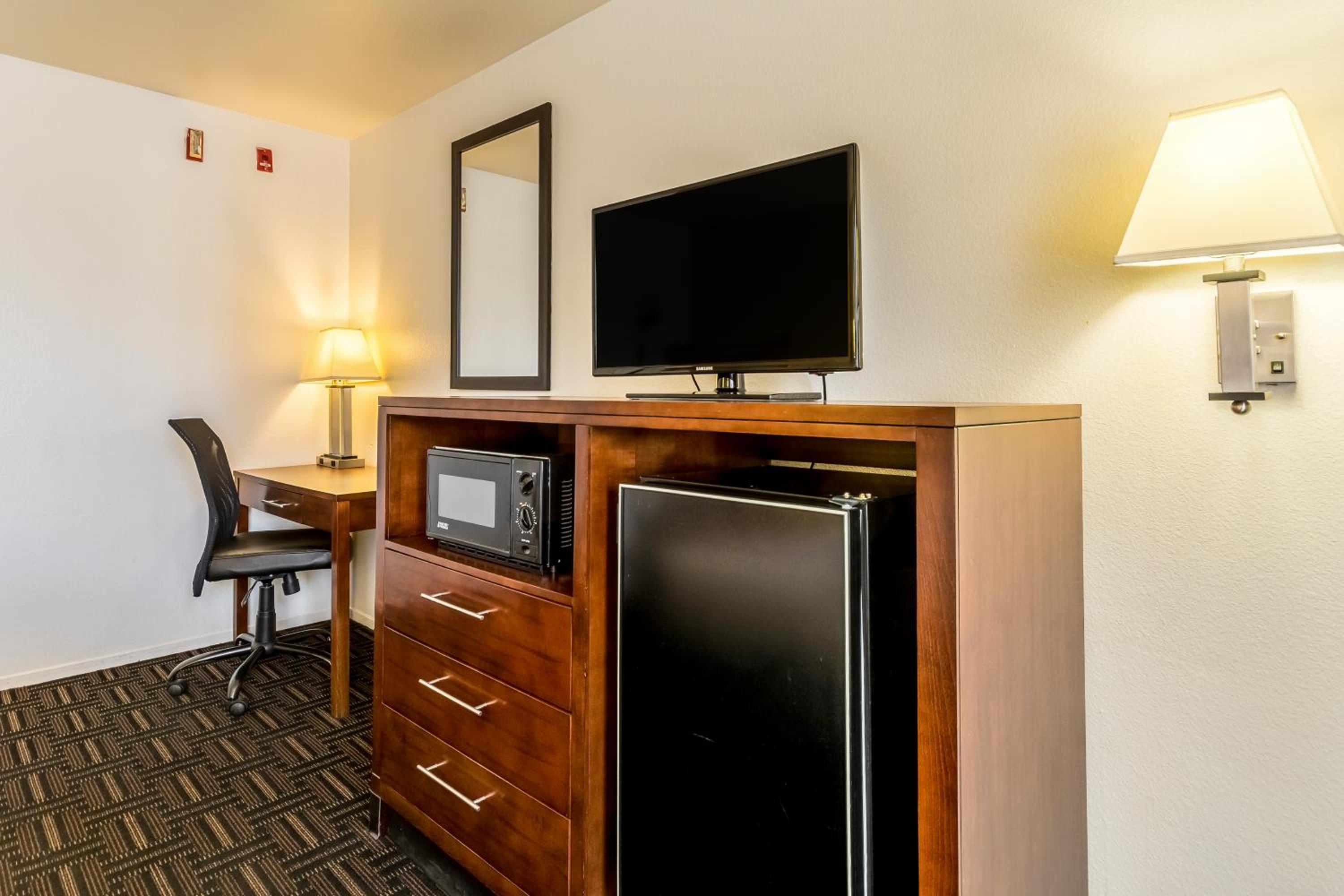King Room - Non-Smoking - Photo 1