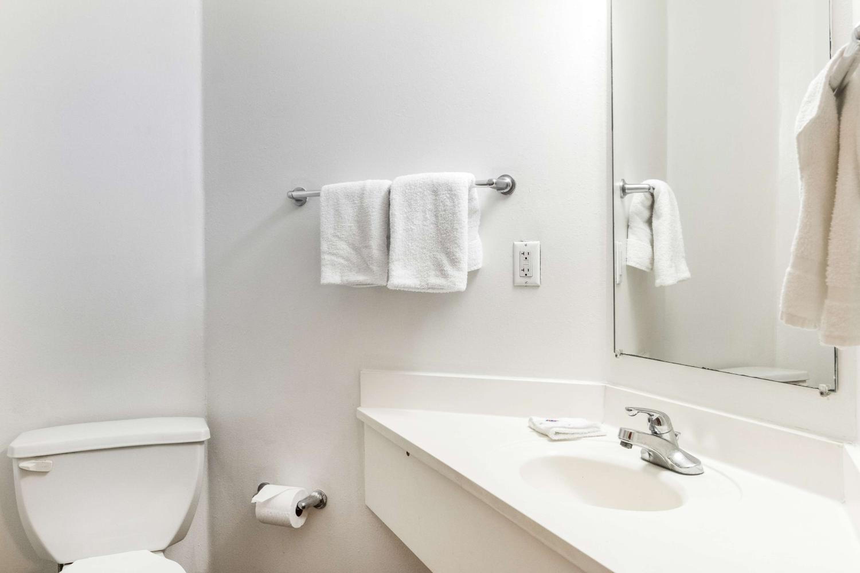 Quadruple Room - Non-Smoking - Photo 2
