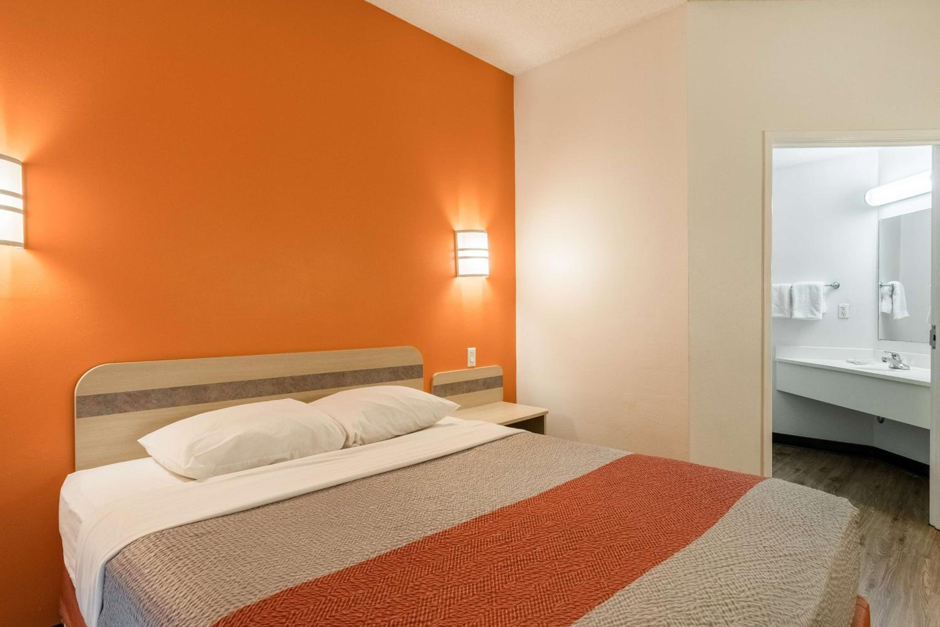 Queen Room - Non-Smoking - Photo 1