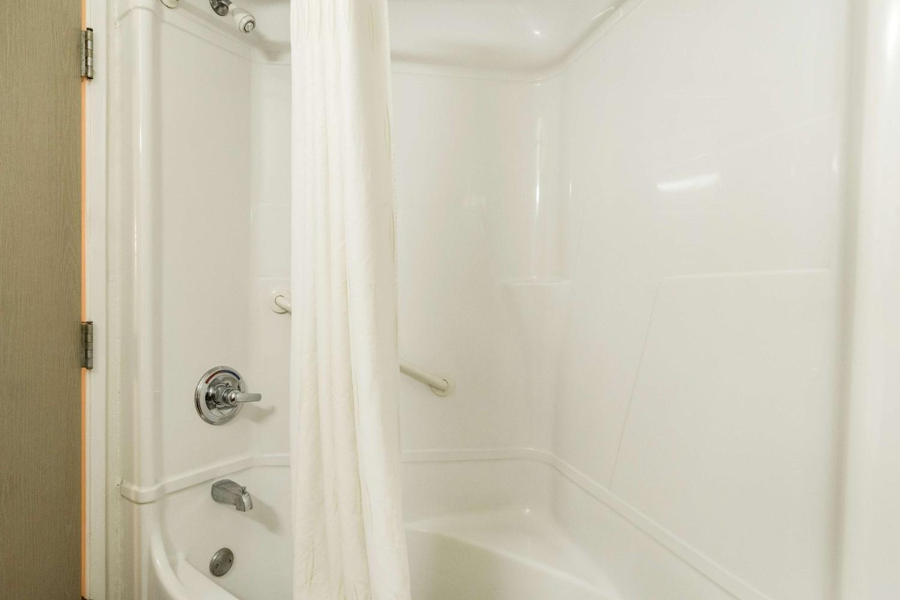 Quadruple Room - Non-Smoking - Photo 6