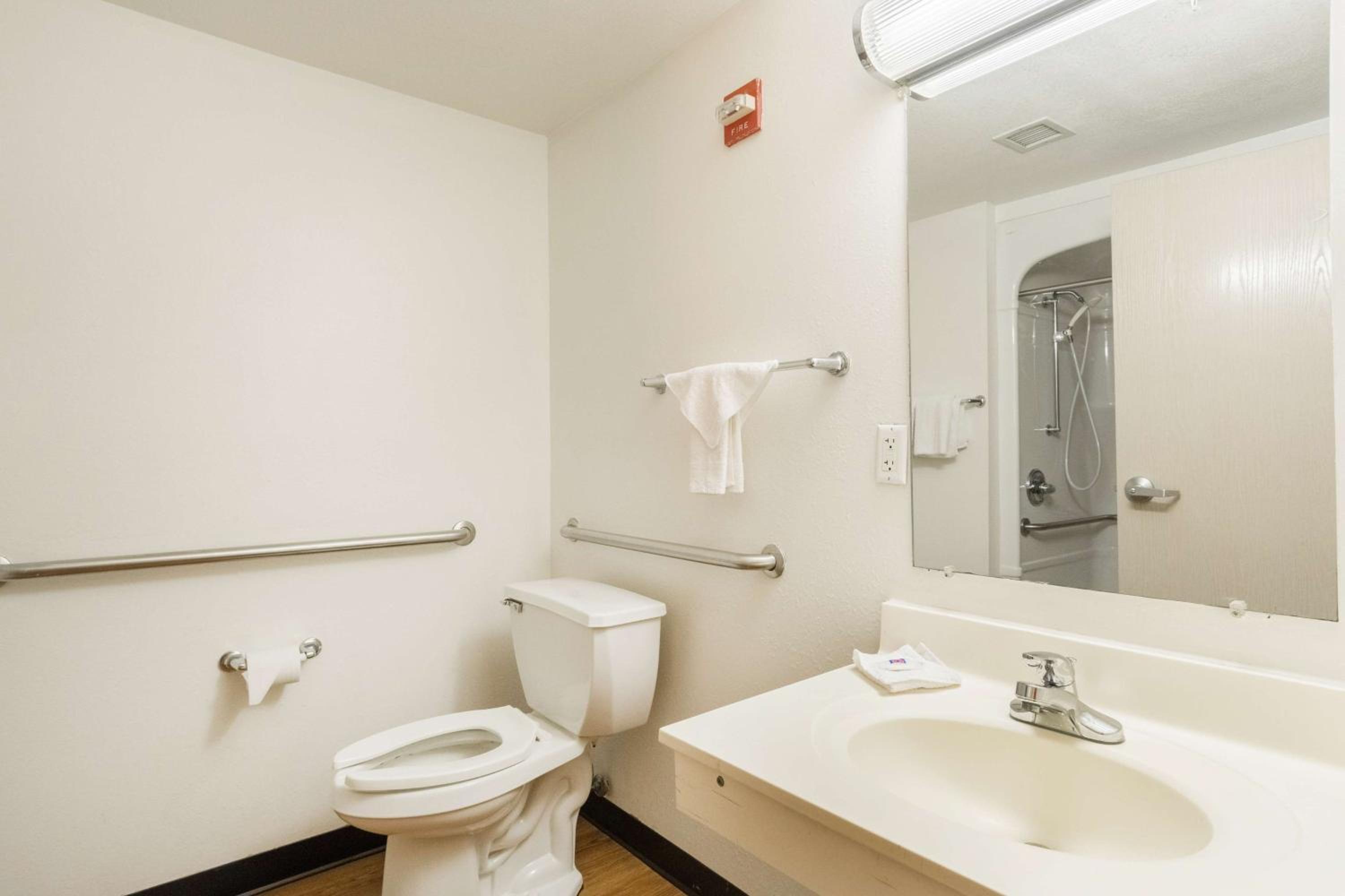 Queen Room - Disability Access - Roll in Shower