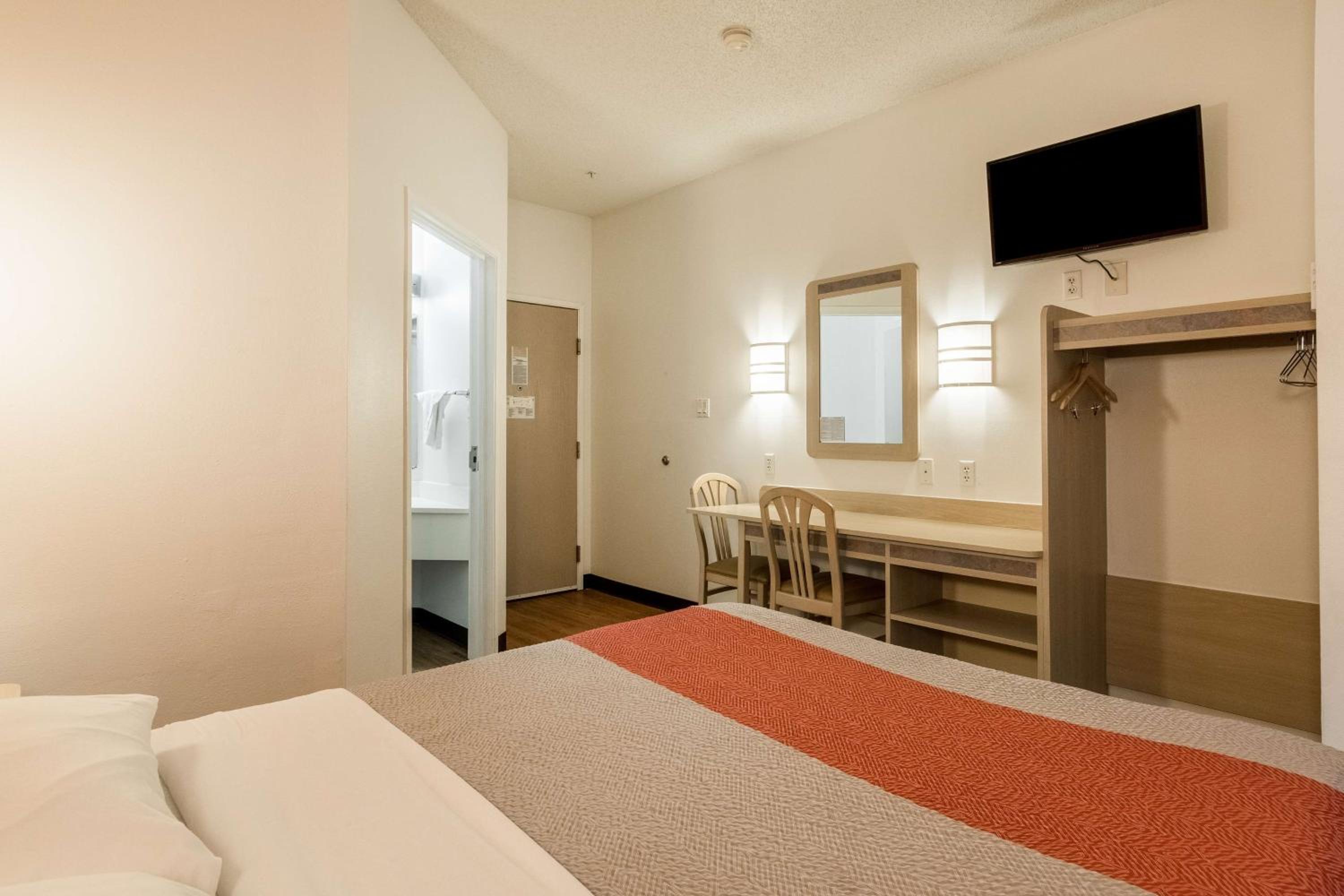 Queen Room - Non-Smoking - Photo 11