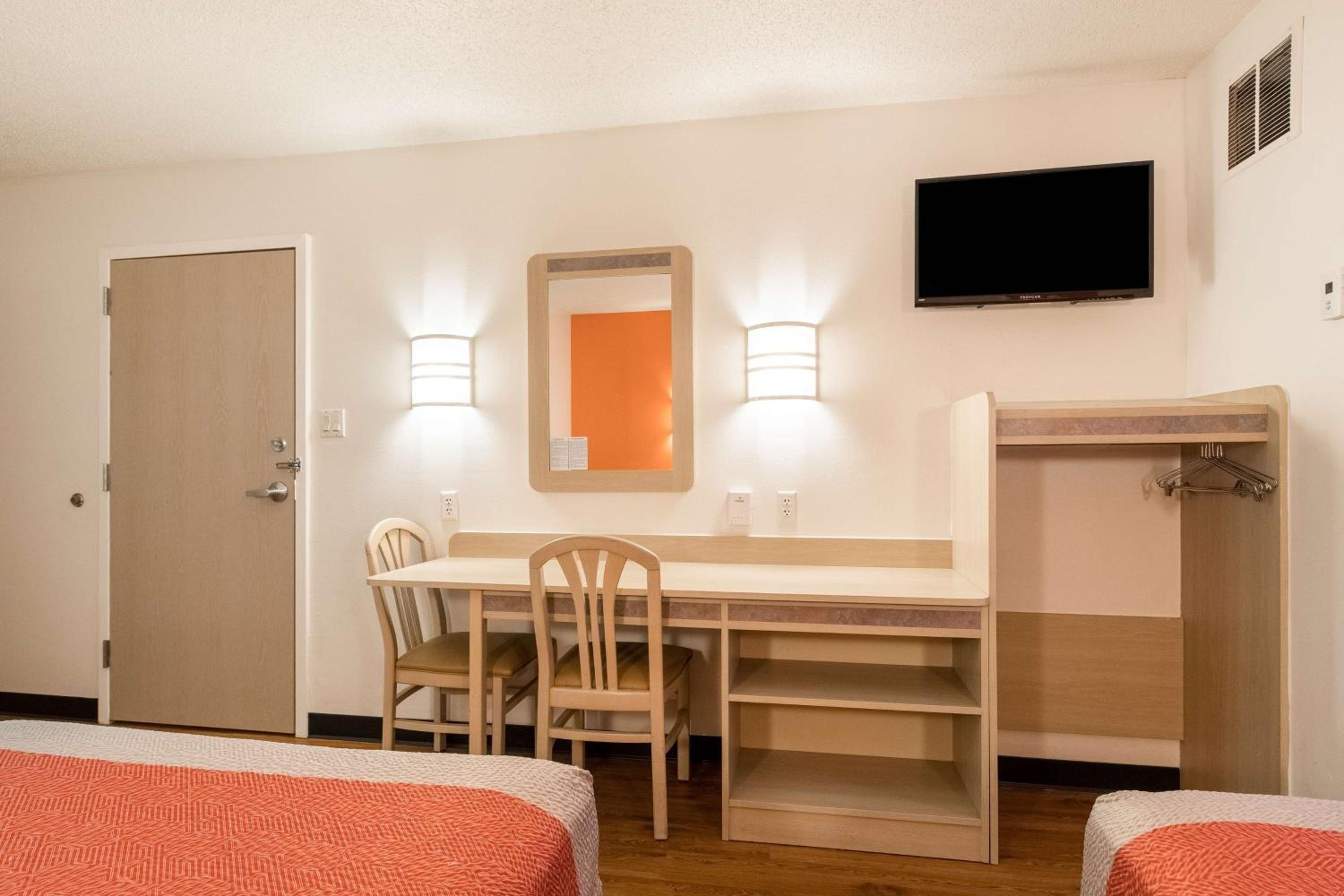 Quadruple Room - Non-Smoking - Photo 9