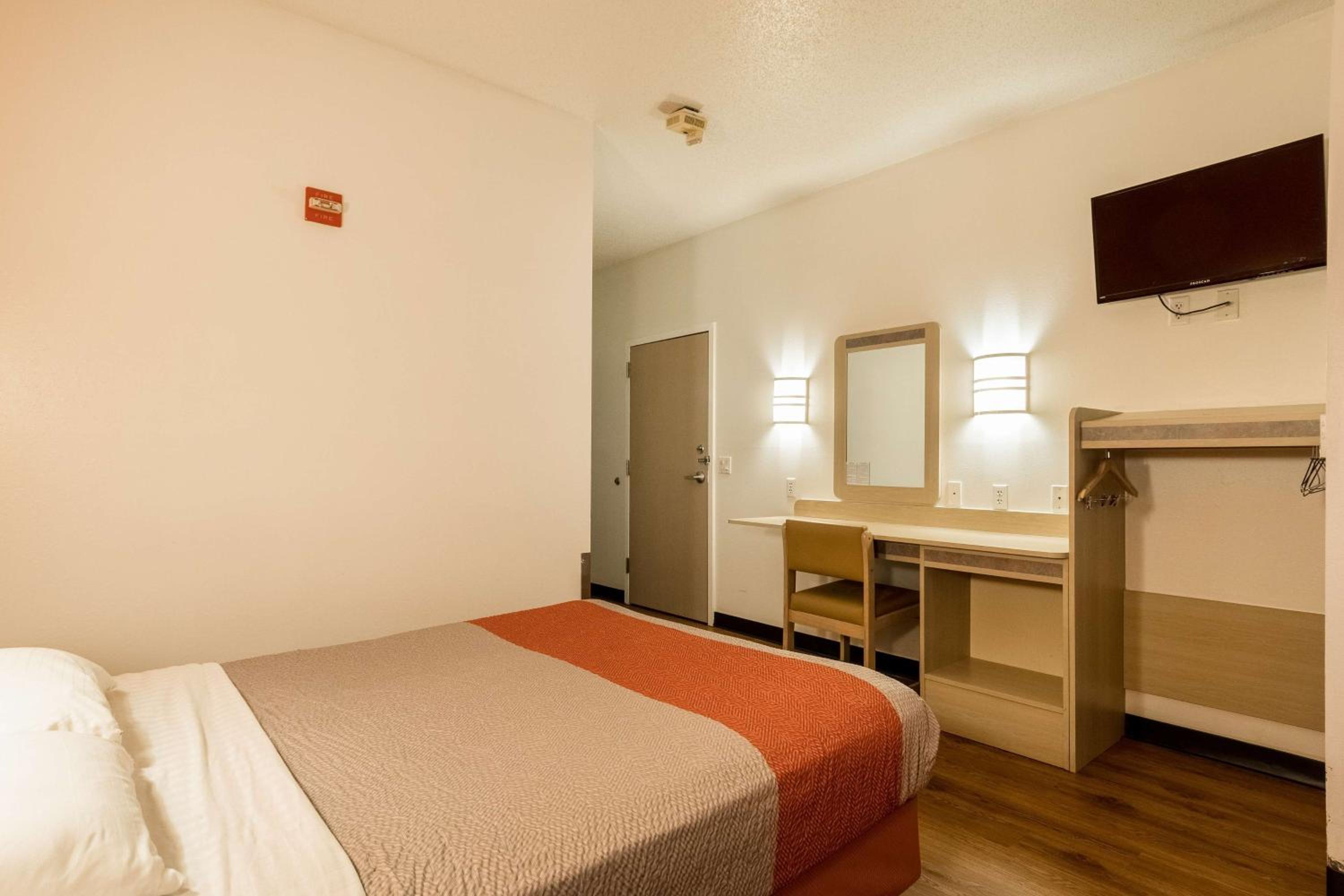 Queen Room - Non-Smoking - Photo 12