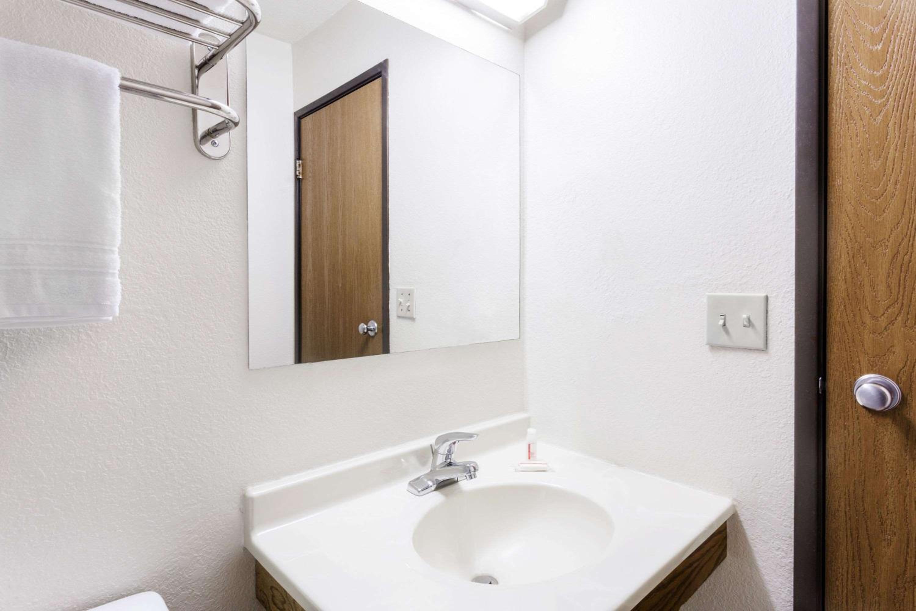 Queen Room - Non-Smoking - Photo 2