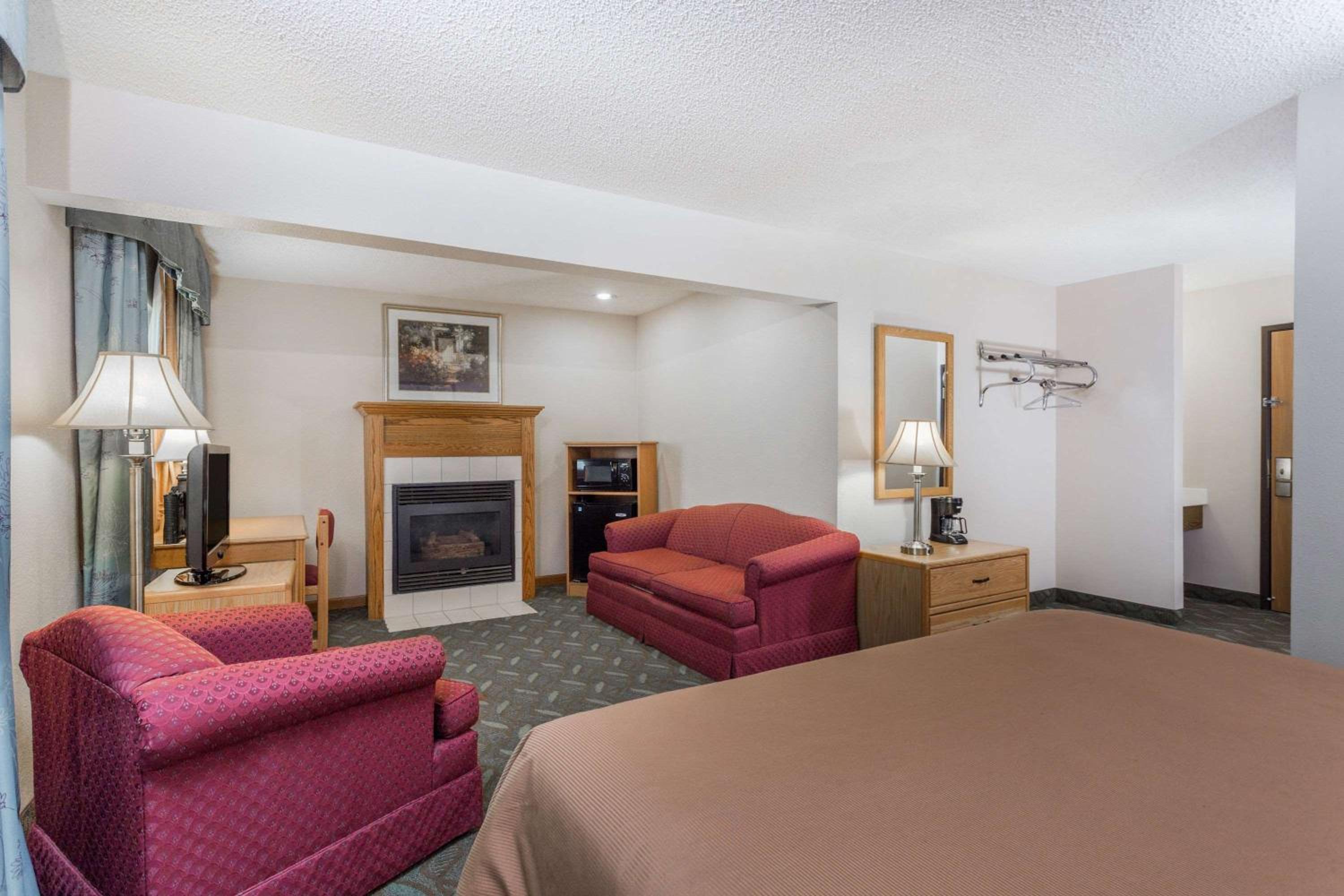King Suite - Non-Smoking photo 1