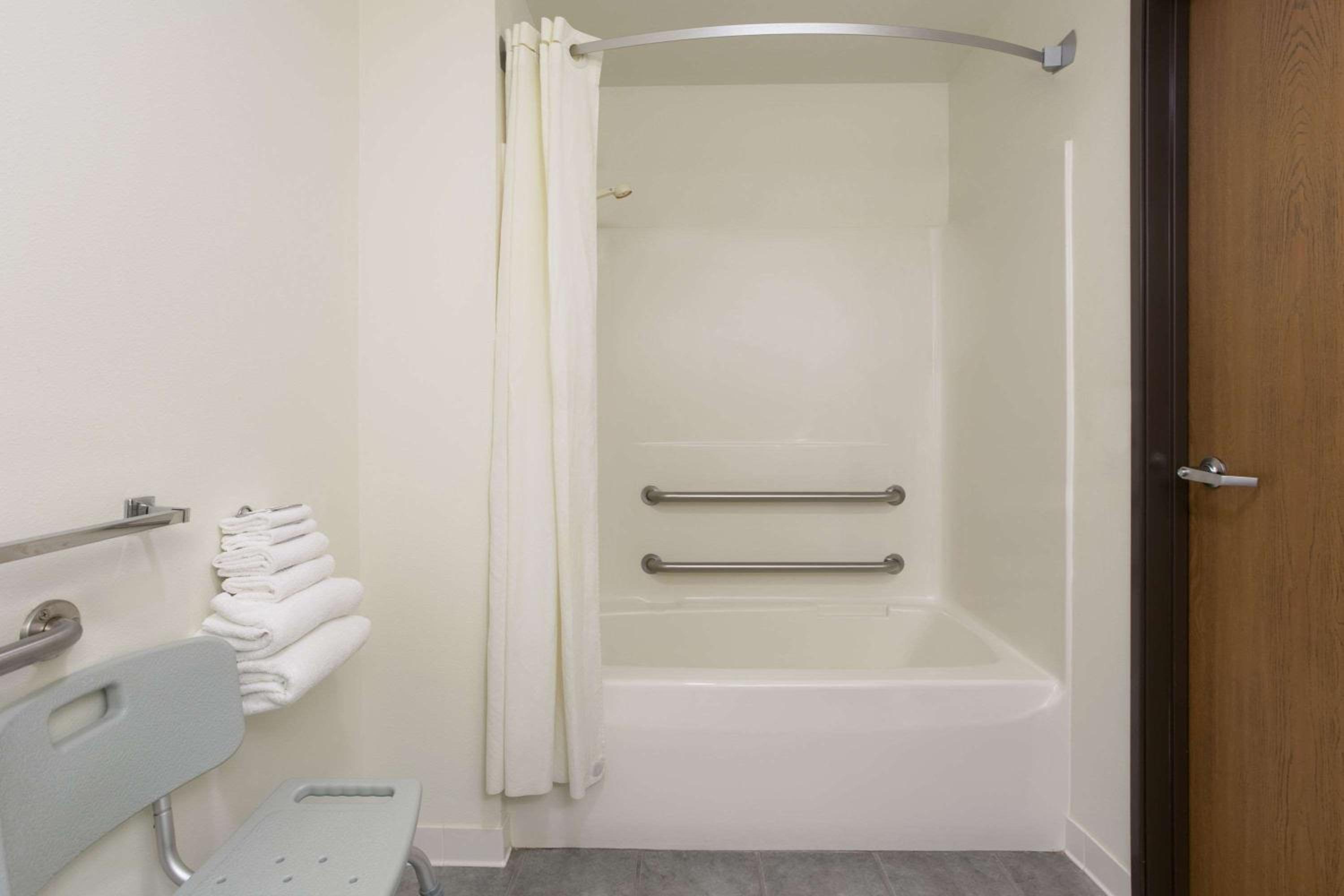 Queen Room - Disability Access - Non-Smoking - Photo 5