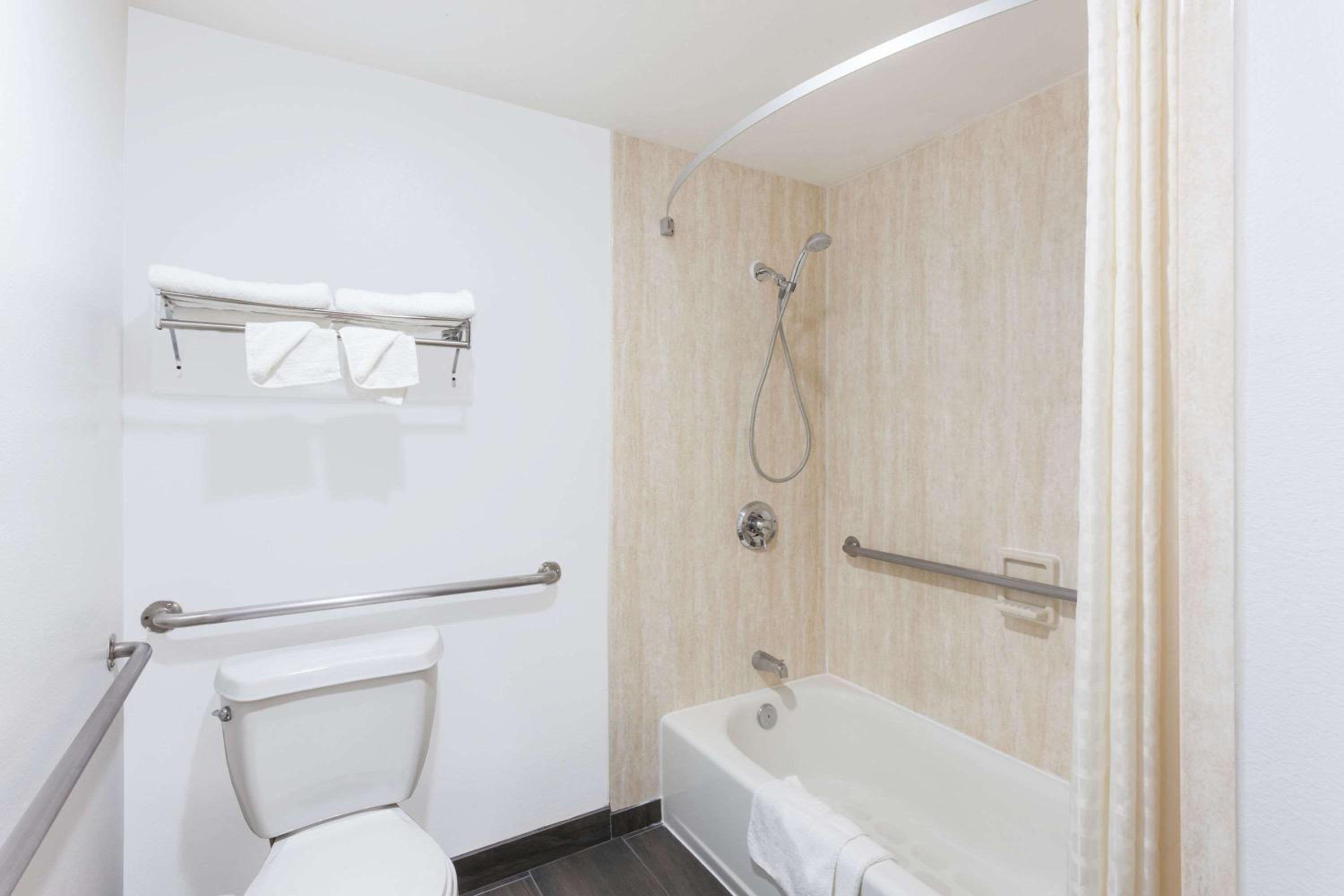 King Room - with Mobility/Hearing Impaired Access - Non-Smoking - Photo 3