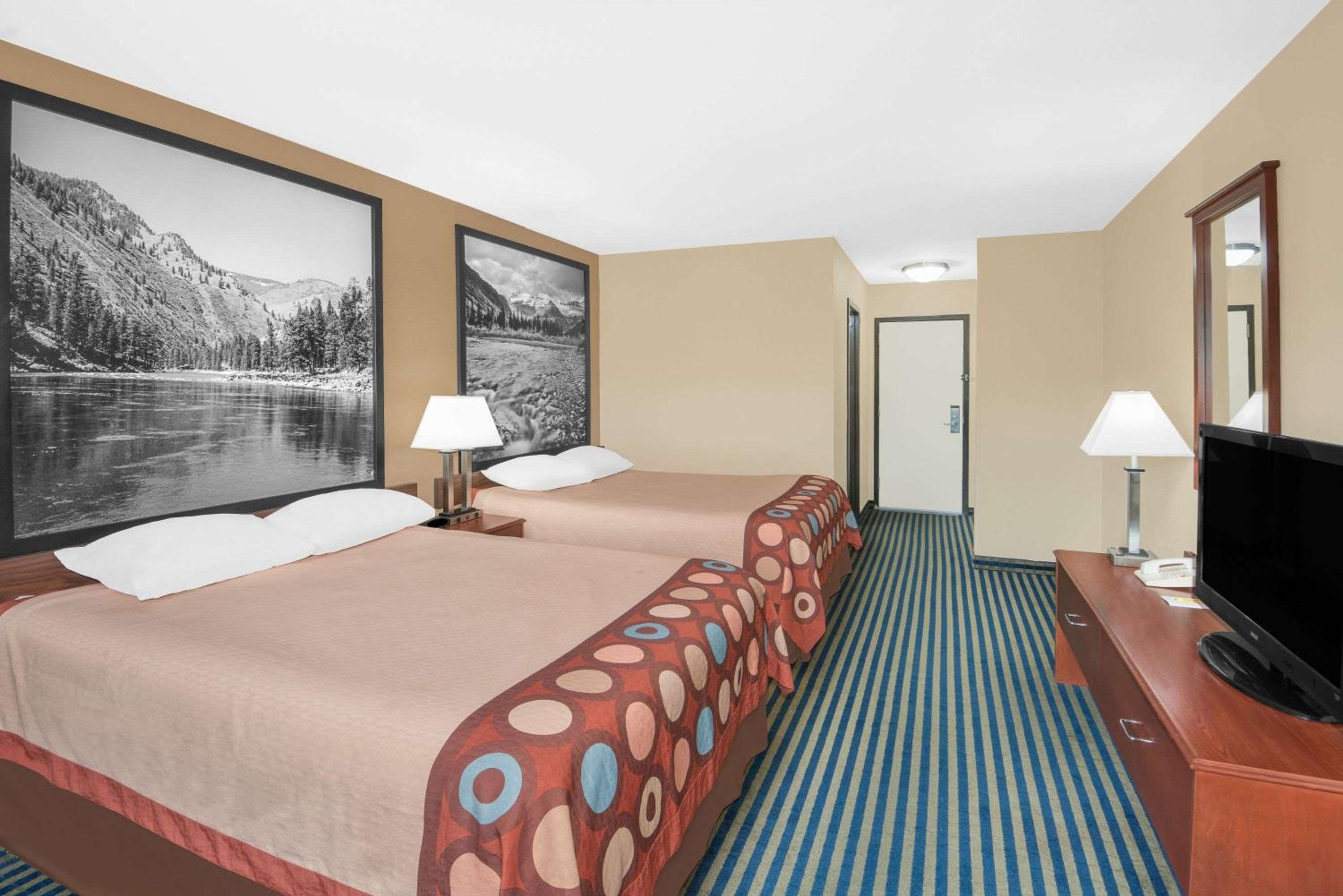 Queen Room with Two Queen Beds - Non-Smoking - Photo 1