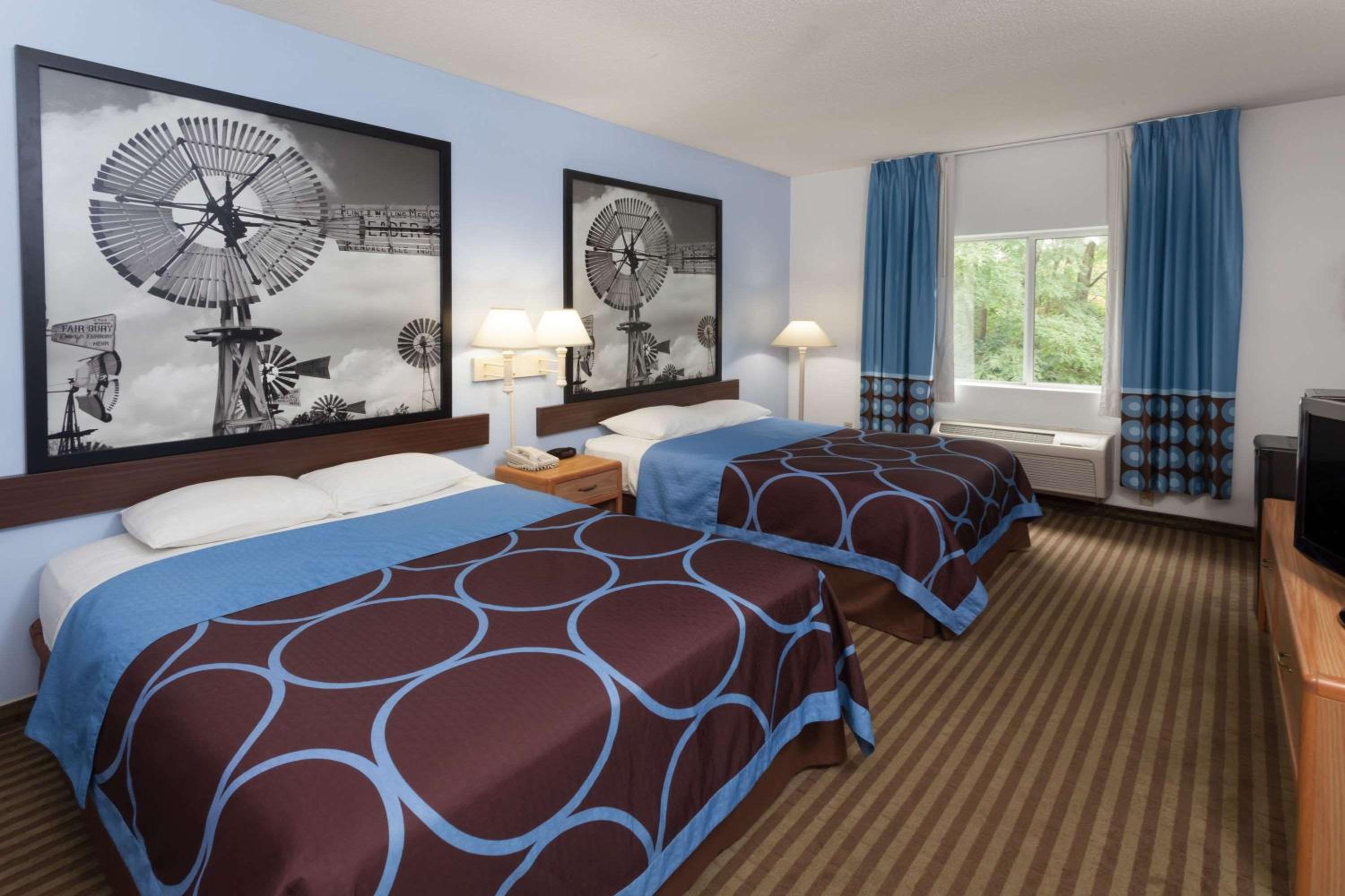 Queen Room with Two Queen Beds - Non-Smoking - Photo 3