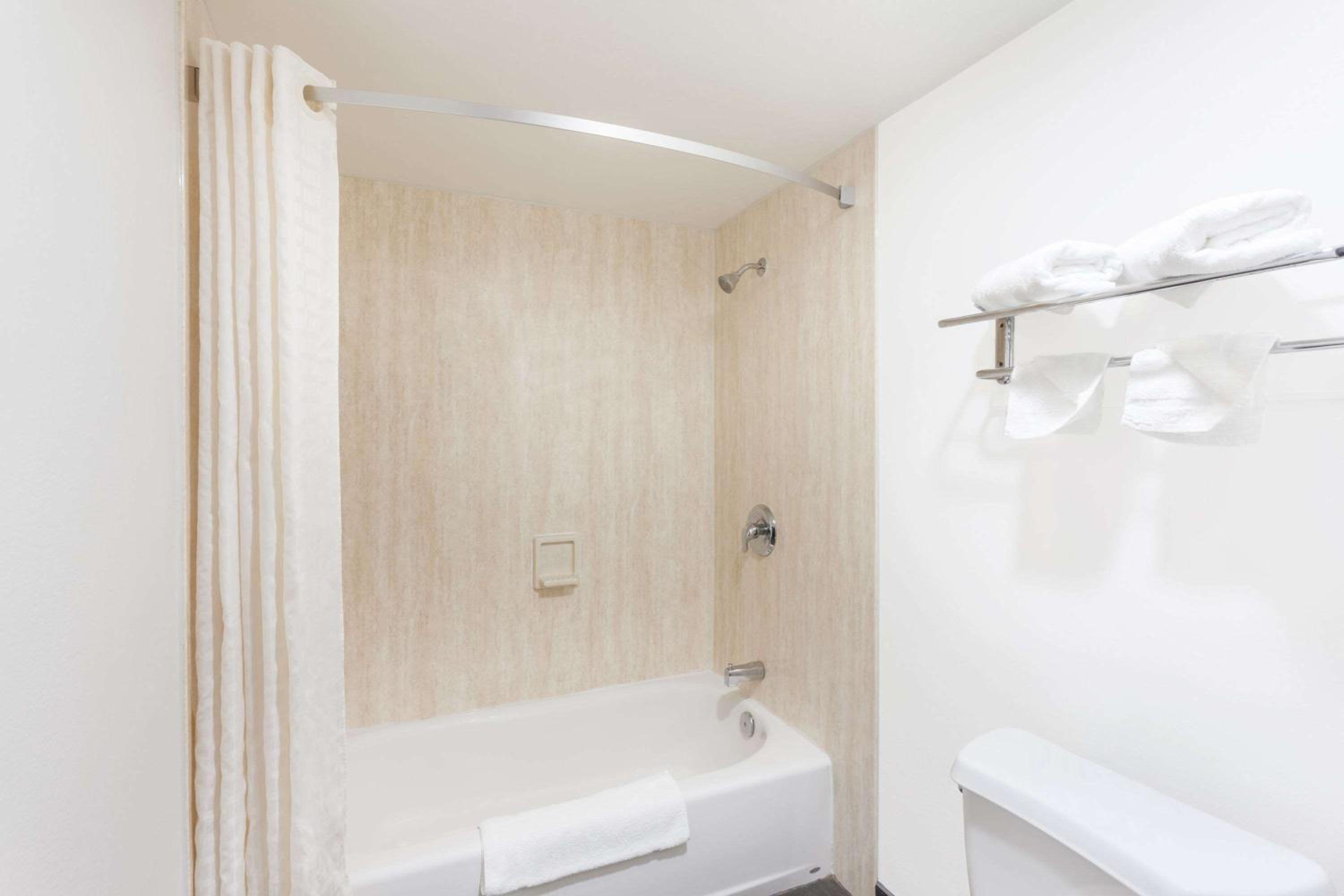 Deluxe King Room - Non-Smoking - Photo 2