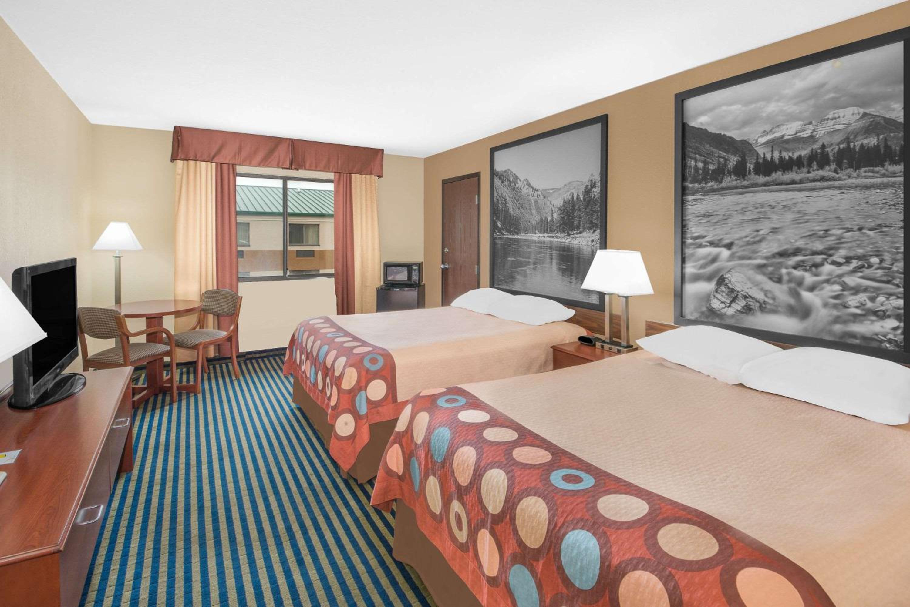 Queen Room with Two Queen Beds - Non-Smoking - Photo 4