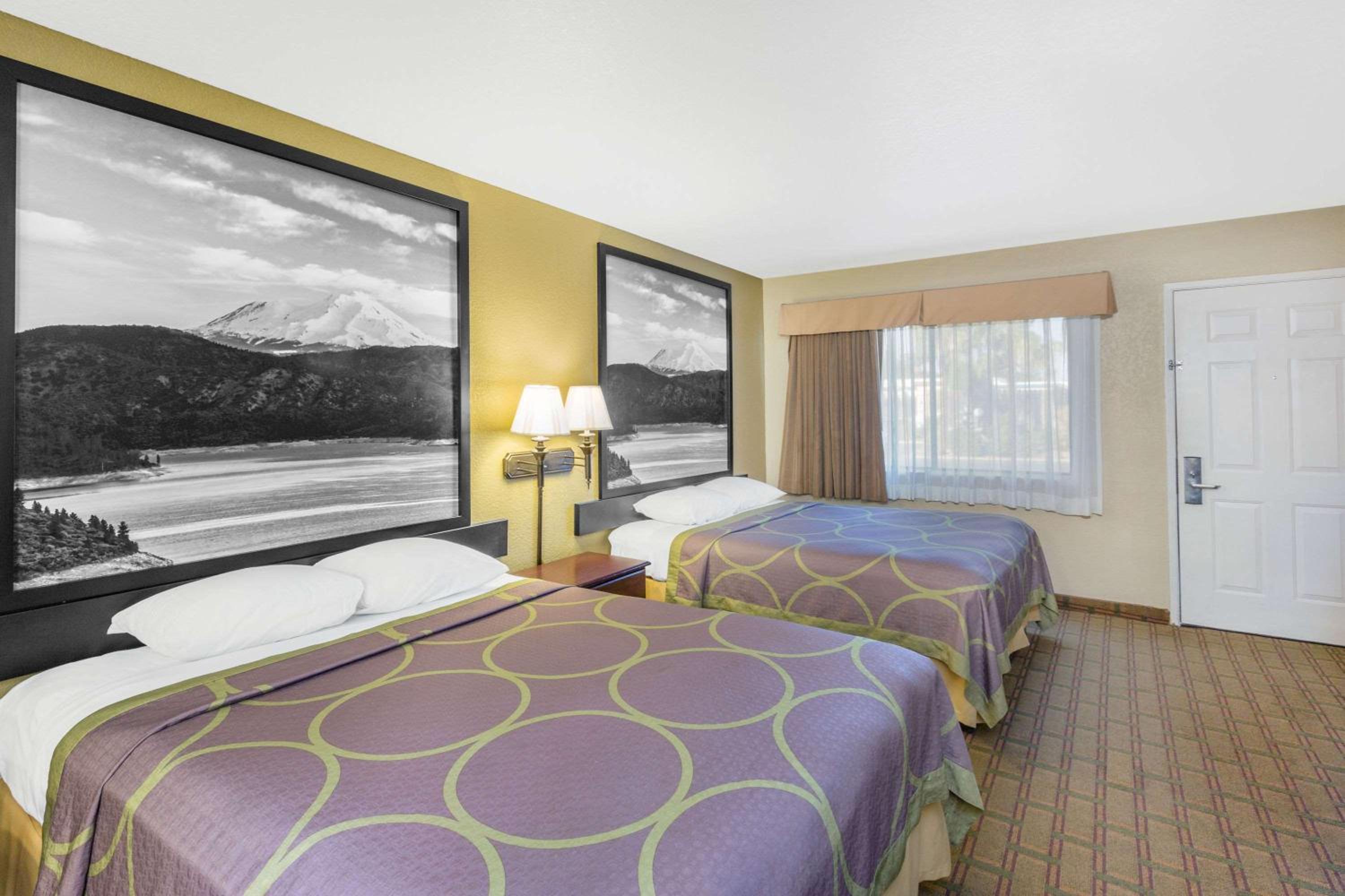 Queen Room with Two Queen Beds - Non-Smoking - Photo 4