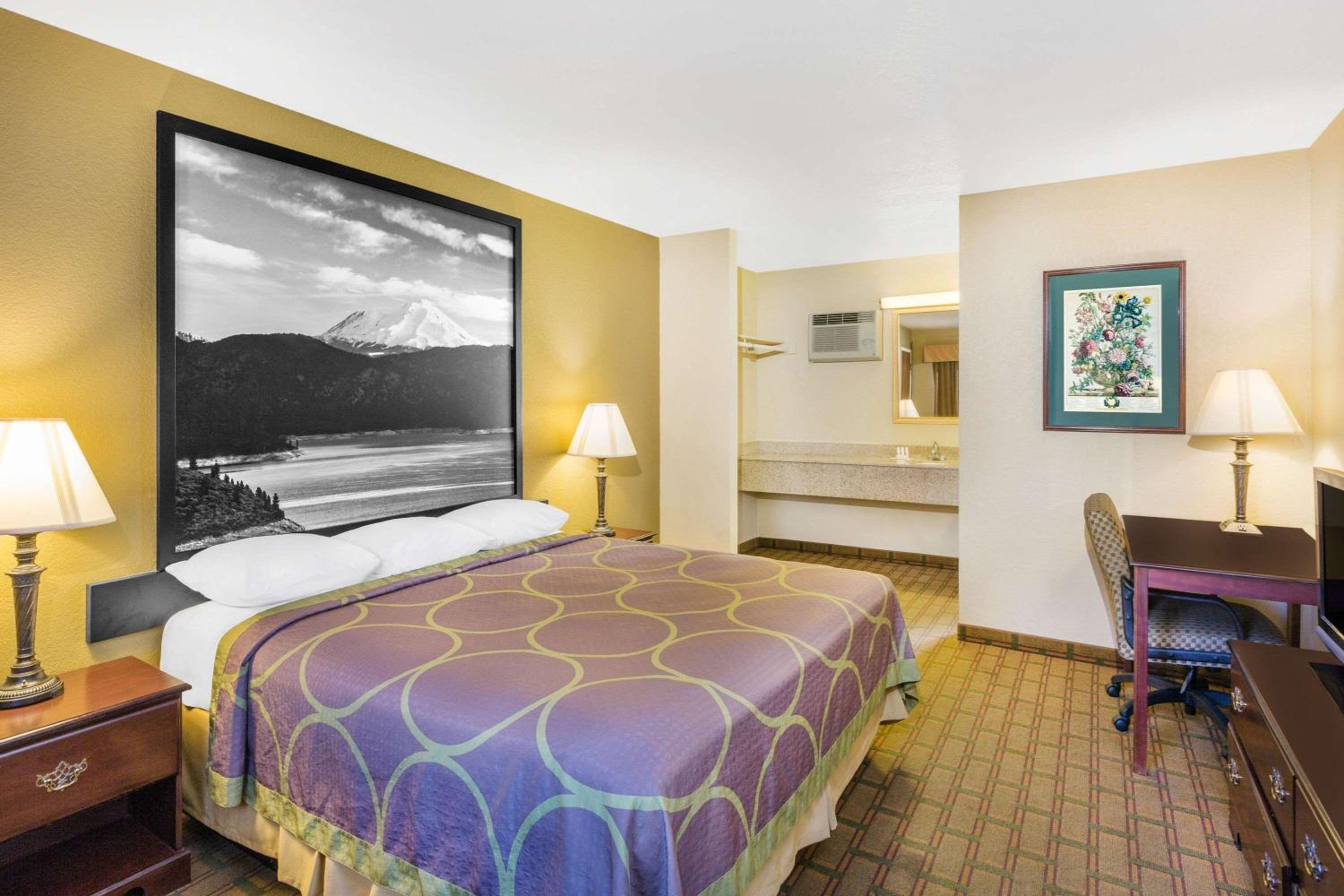 King Room - Non-Smoking - Photo 4