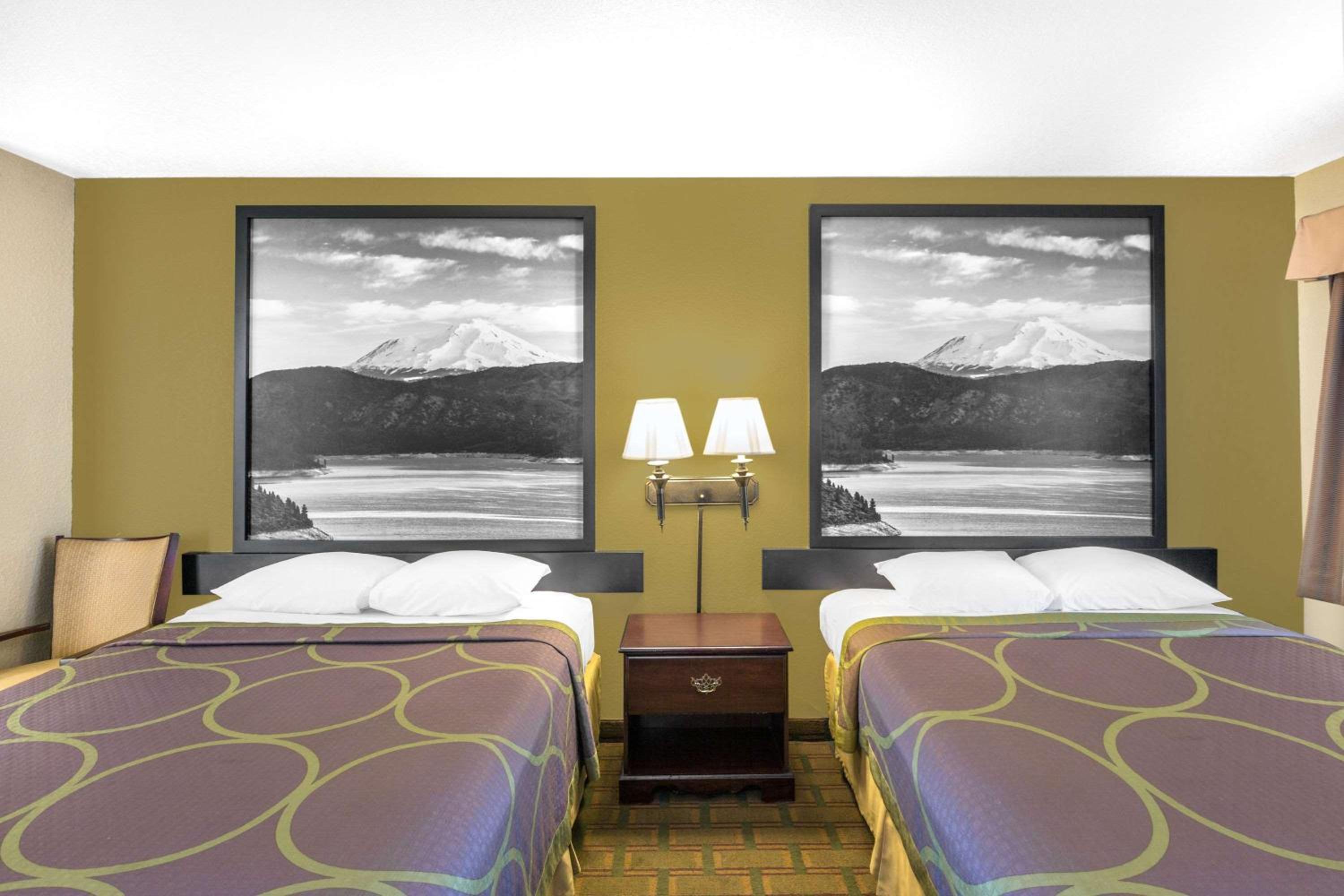 Queen Room with Two Queen Beds - Non-Smoking - Photo 6