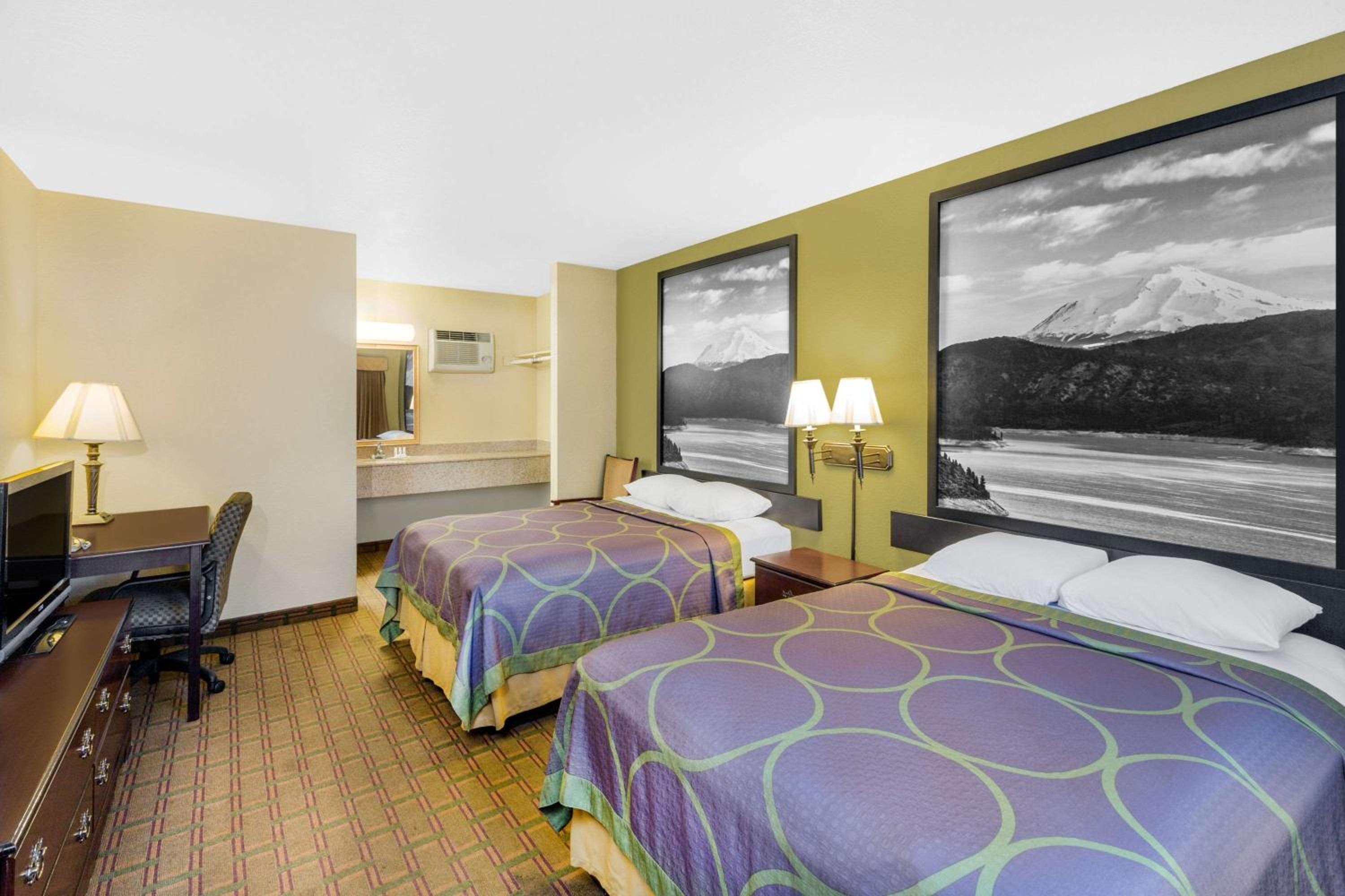 Queen Room with Two Queen Beds - Non-Smoking - Photo 7