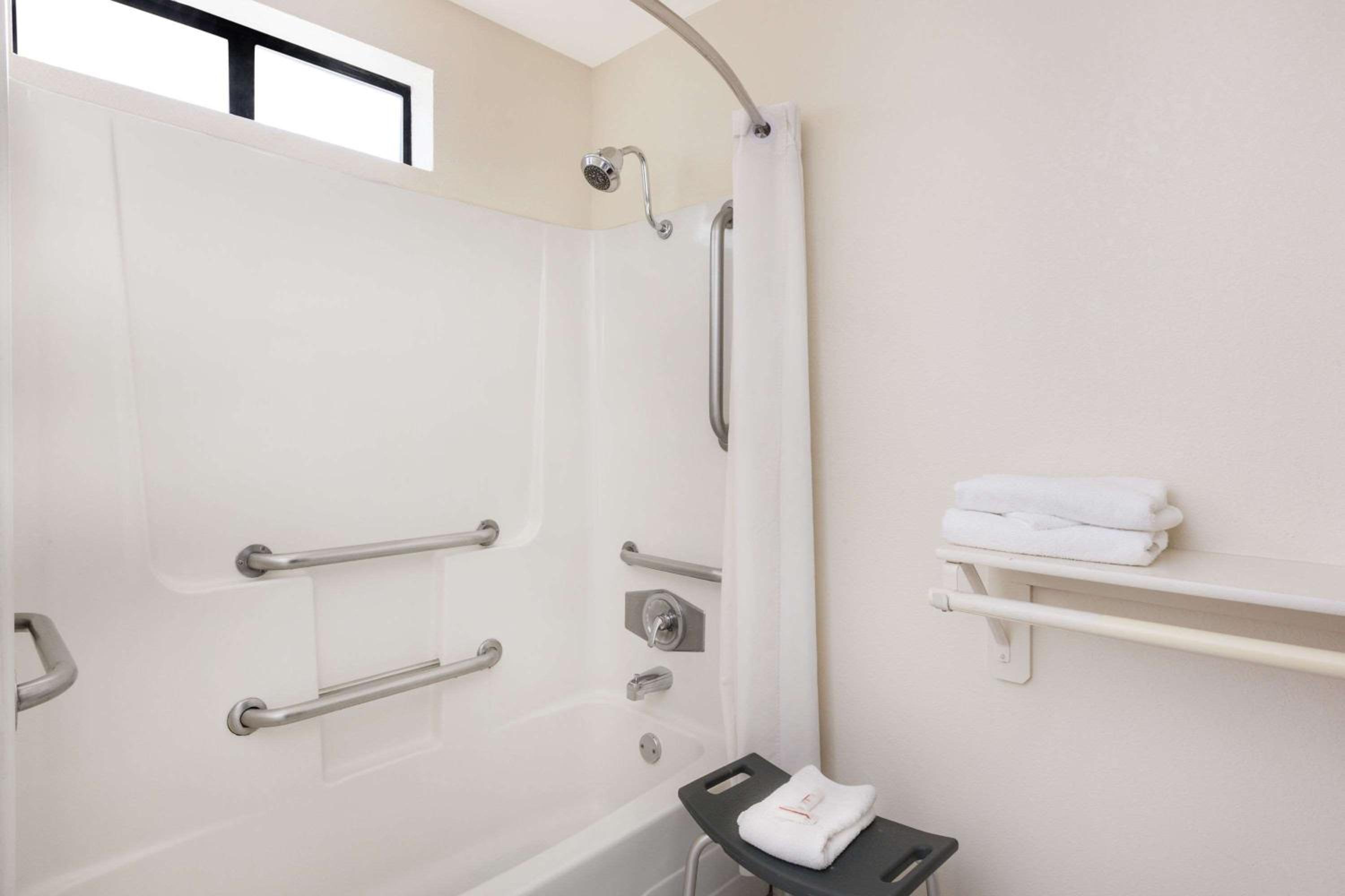 King Room with Mobility/Hearing Impaired Access - Smoking - Photo 11