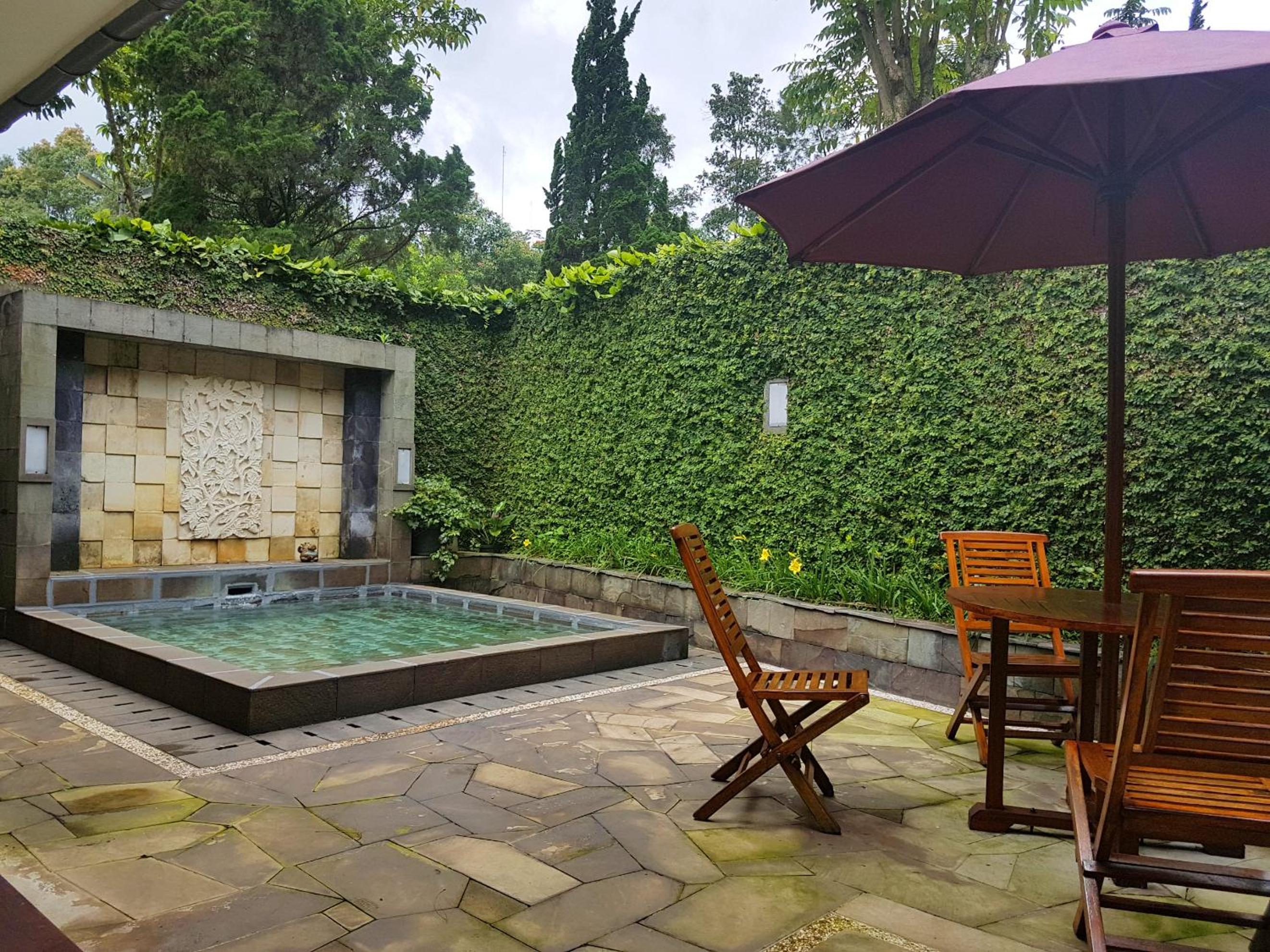 Three-Bedroom Villa with Private Pool - Photo 4