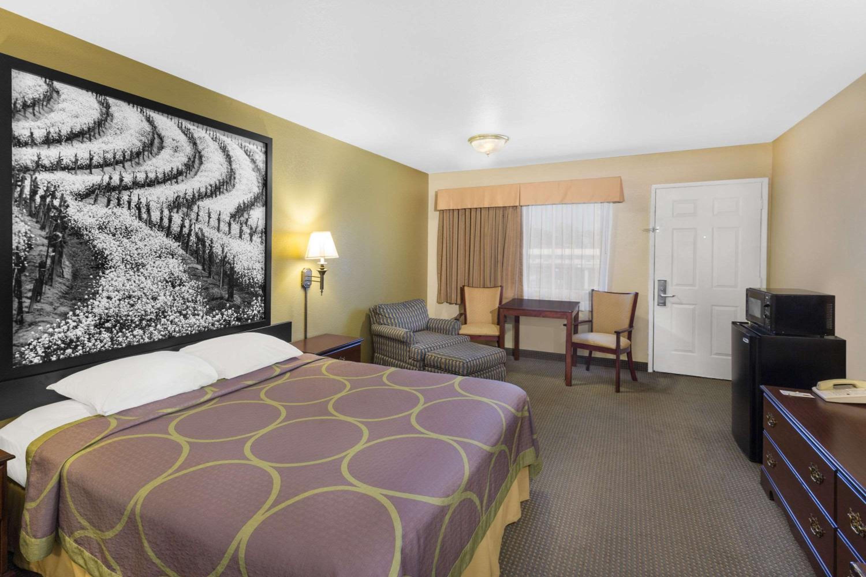 King Room - Non-Smoking - Photo 7