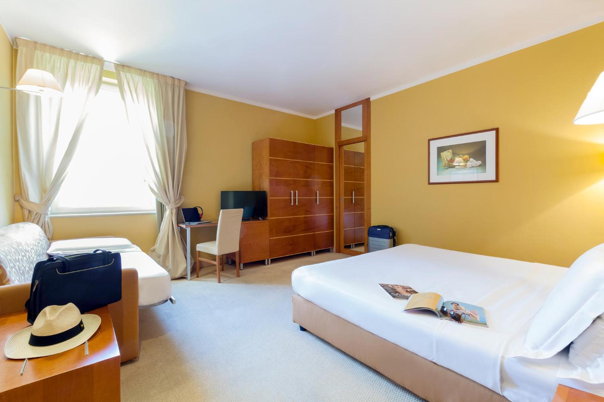 Standard Double Room with One Single Bed - Photo 6
