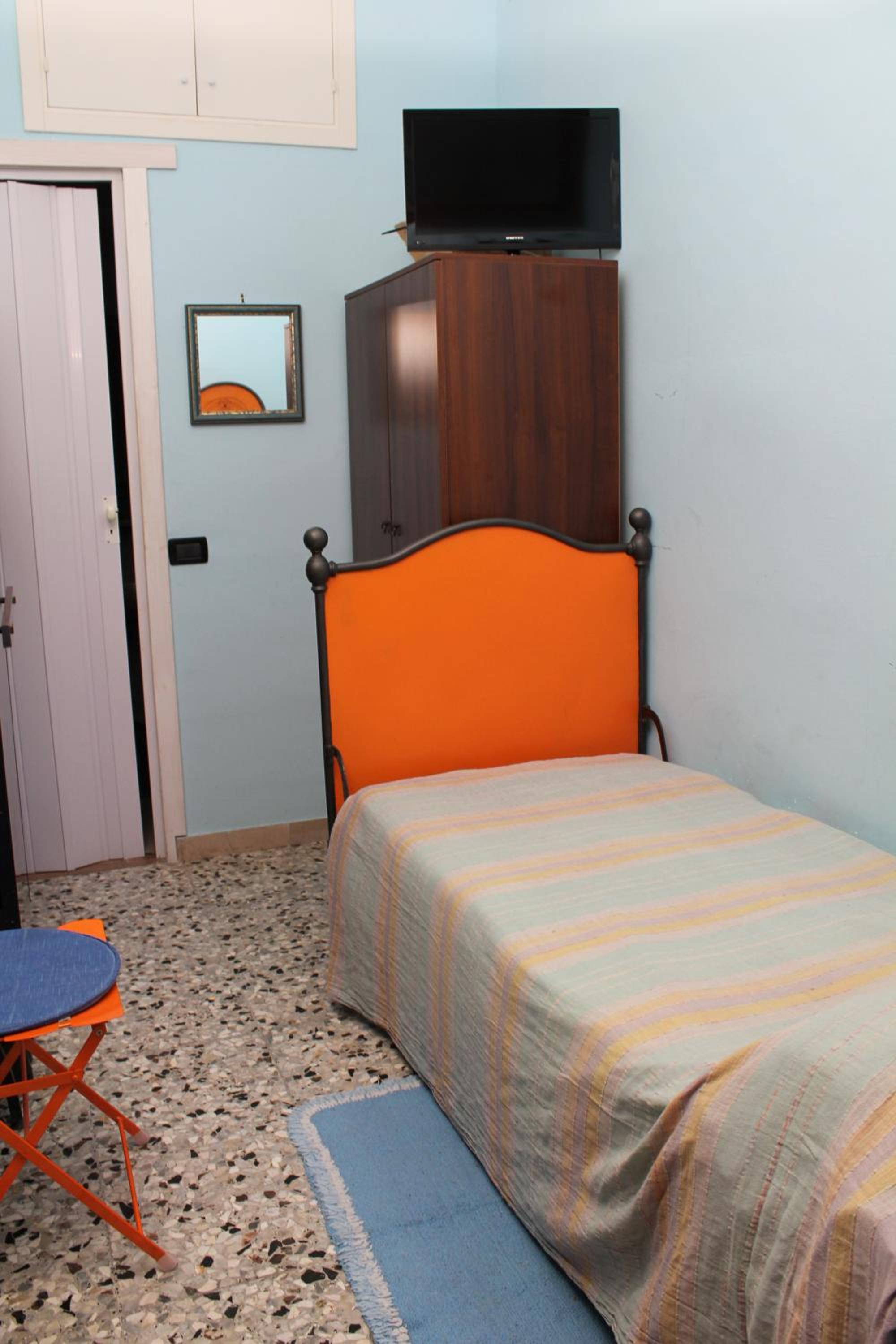 Standard Single Room with Shower photo 3