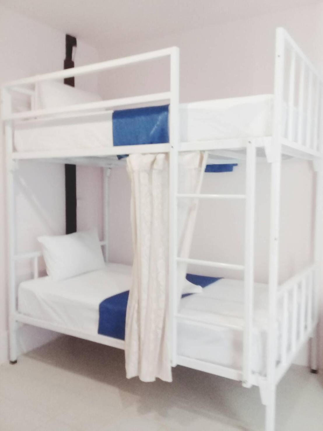 Posto Letto in Dormitorio Misto con 3 Letti