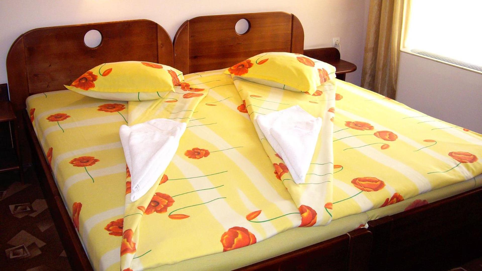 Double or Twin Room with Balcony - Photo 3