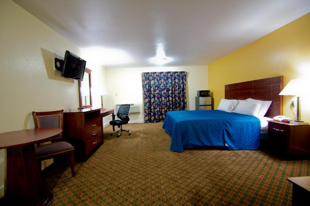 King Room - Non-Smoking - Photo 1