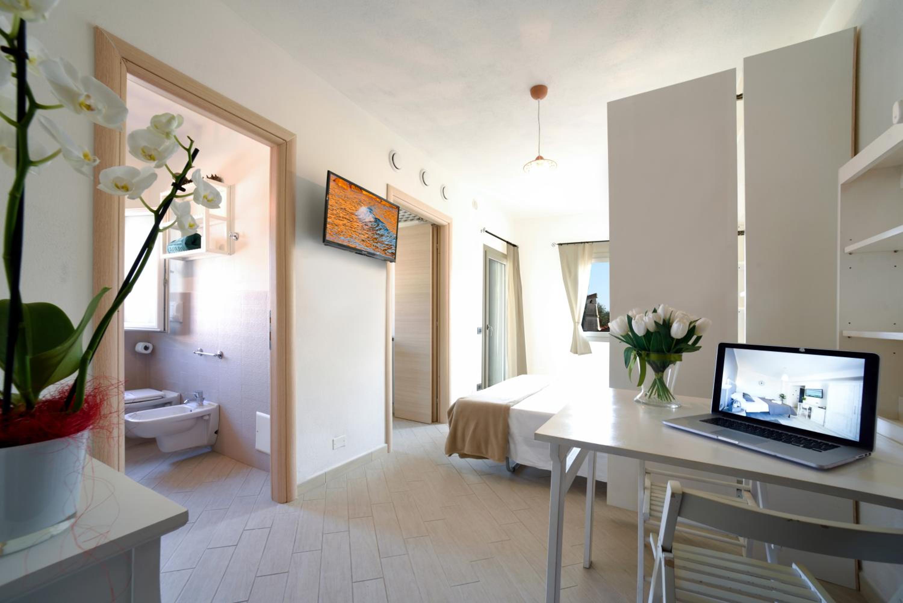 Studio Apartment with Swimming Pool - Located in via del Mare