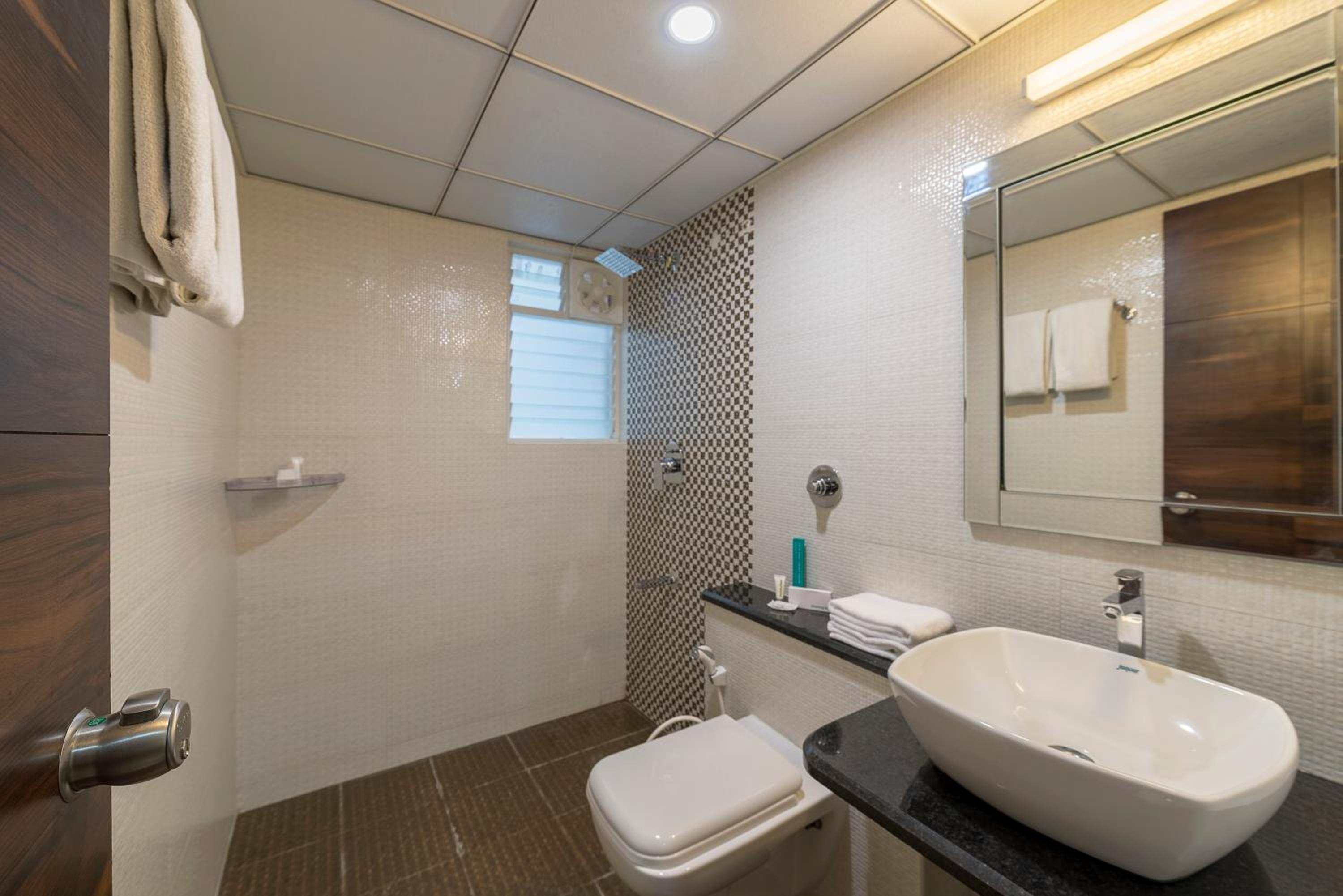Deluxe Double or Twin Room with Balcony - Photo 2