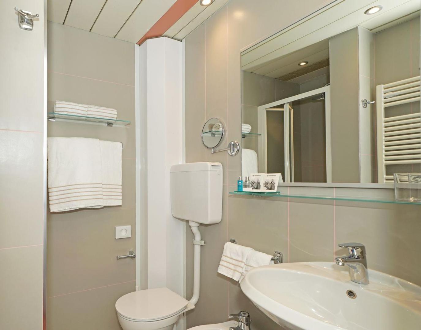 Double or Twin Room with Pool View photo 3