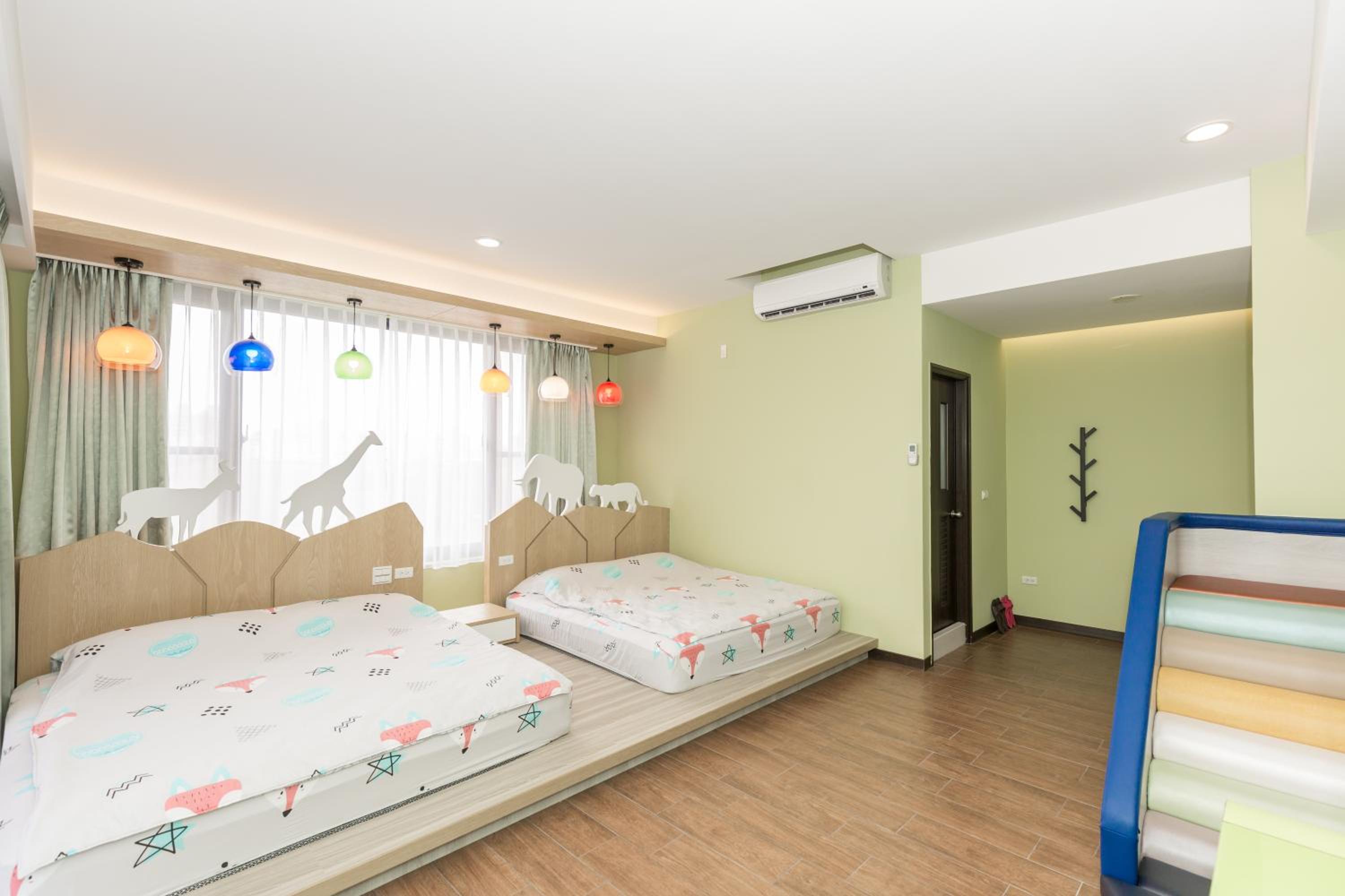 Queen Room with Two Queen Beds photo 1
