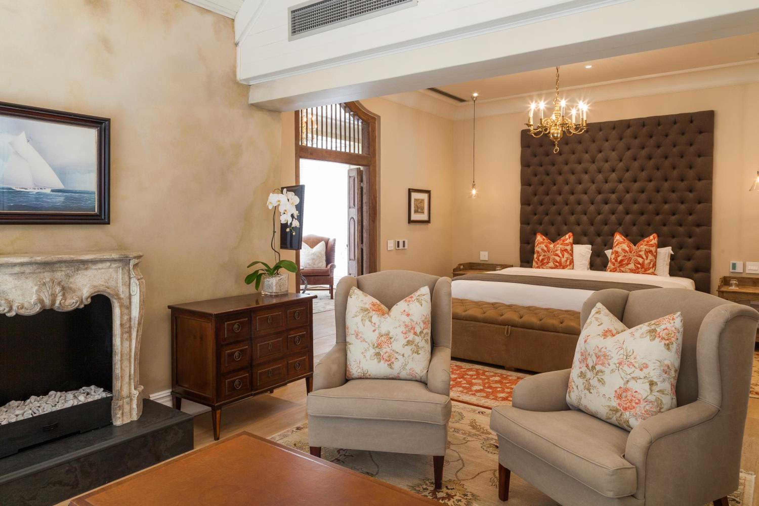 Suite - Photo 1