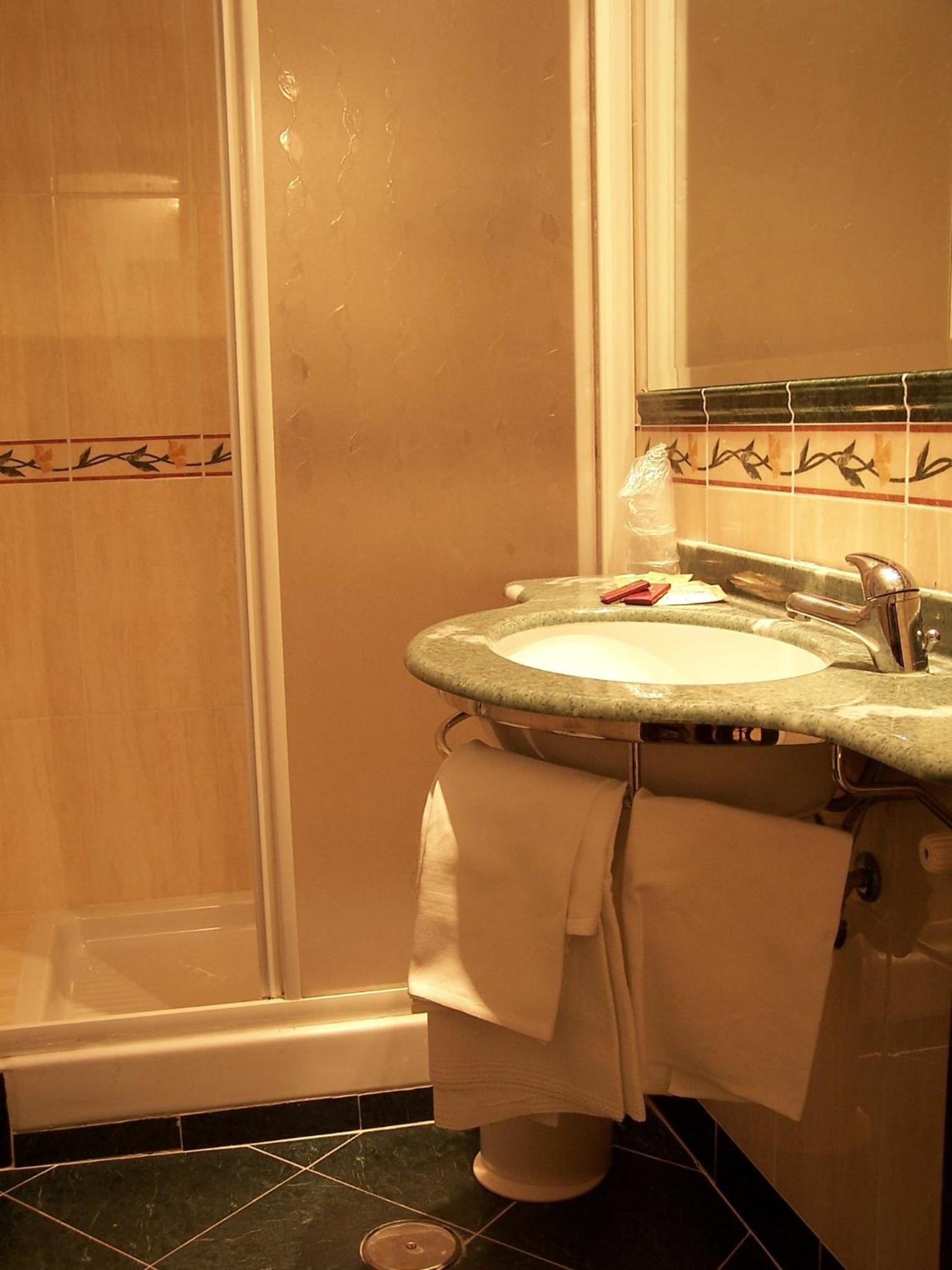 Quadruple Room - Photo 5