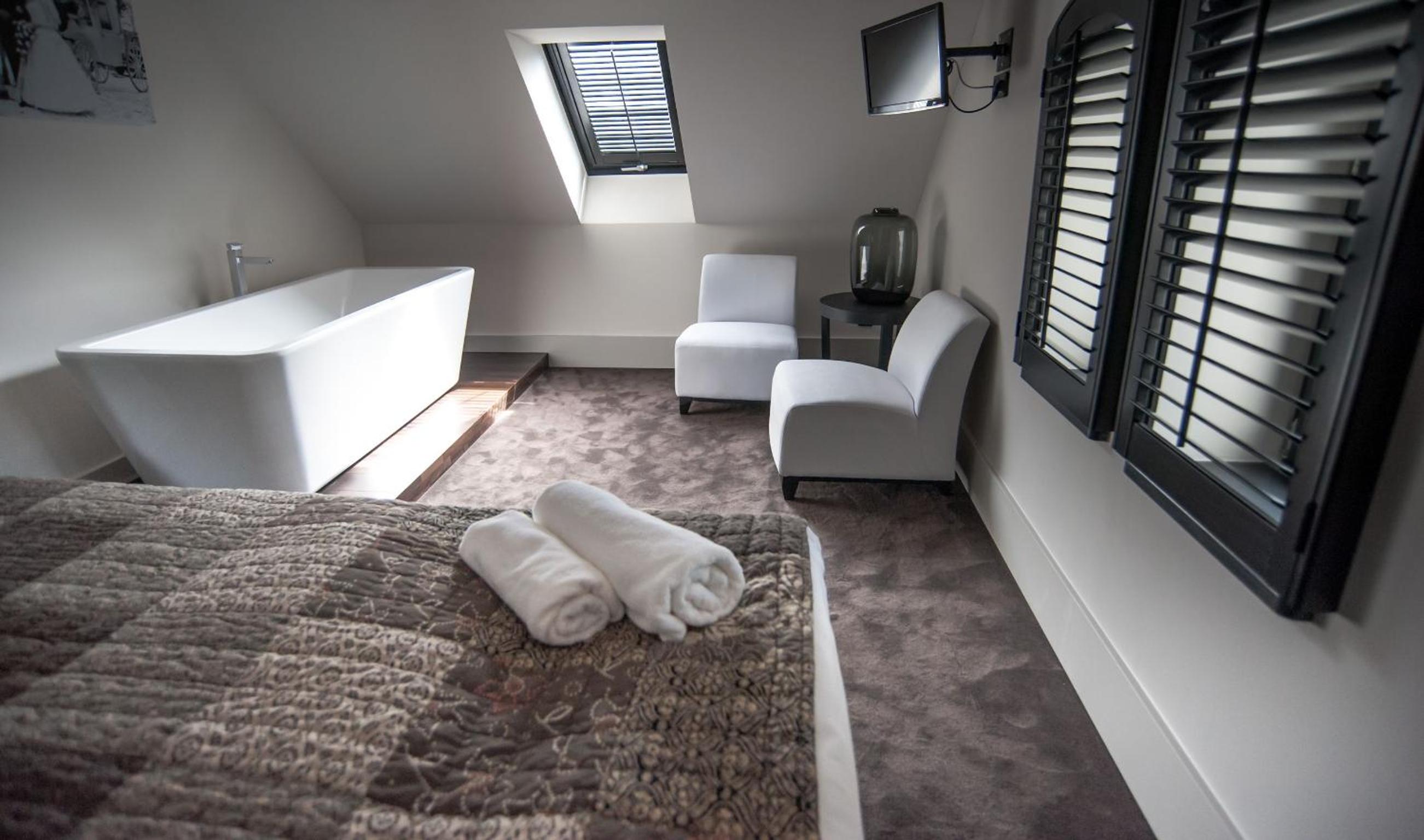Deluxe Double Room with Bath - Photo 2