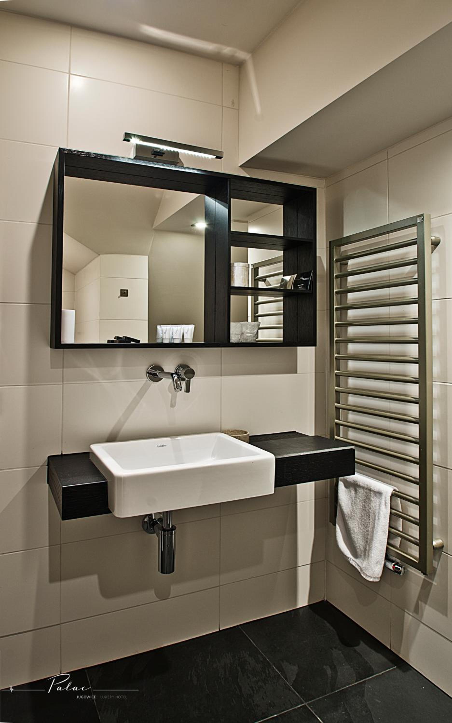 Deluxe Double Room with Bath - Photo 6