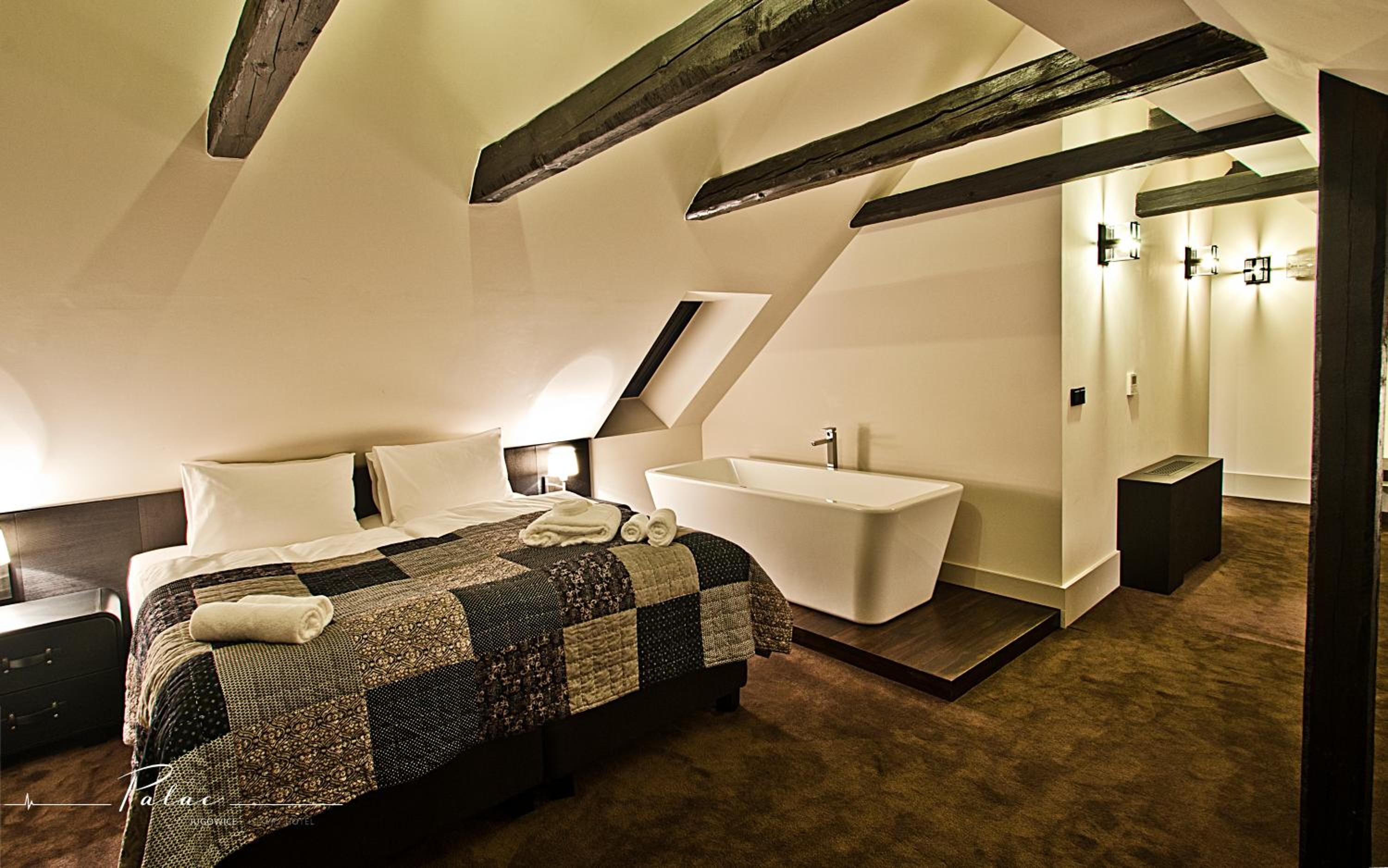 Deluxe Double Room with Bath - Photo 7
